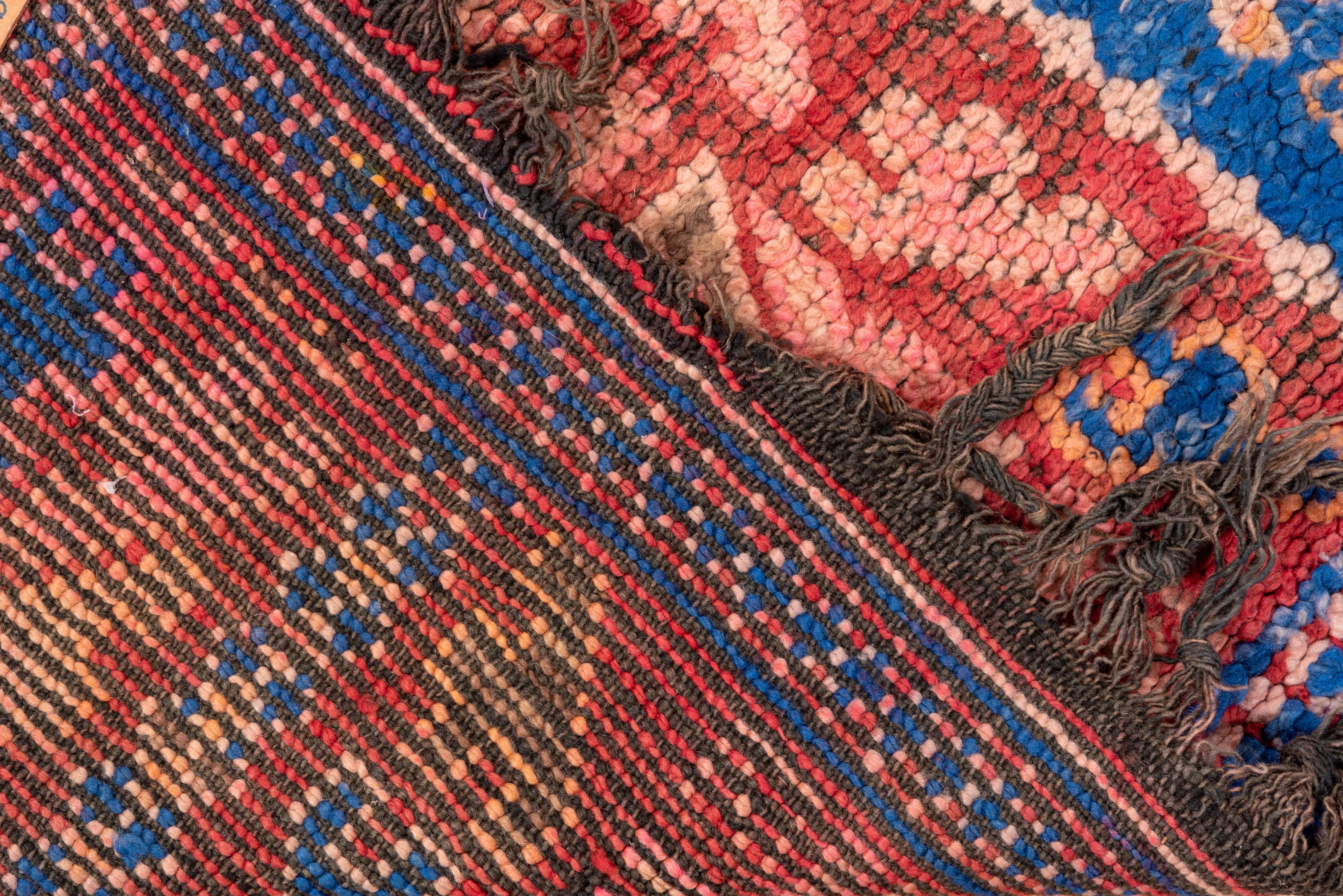 Marokkanisches Allover-Medaillon mit wiederkehrendem Muster, königsblau und sattem Rot im Zustand „Gut“ im Angebot in New York, NY