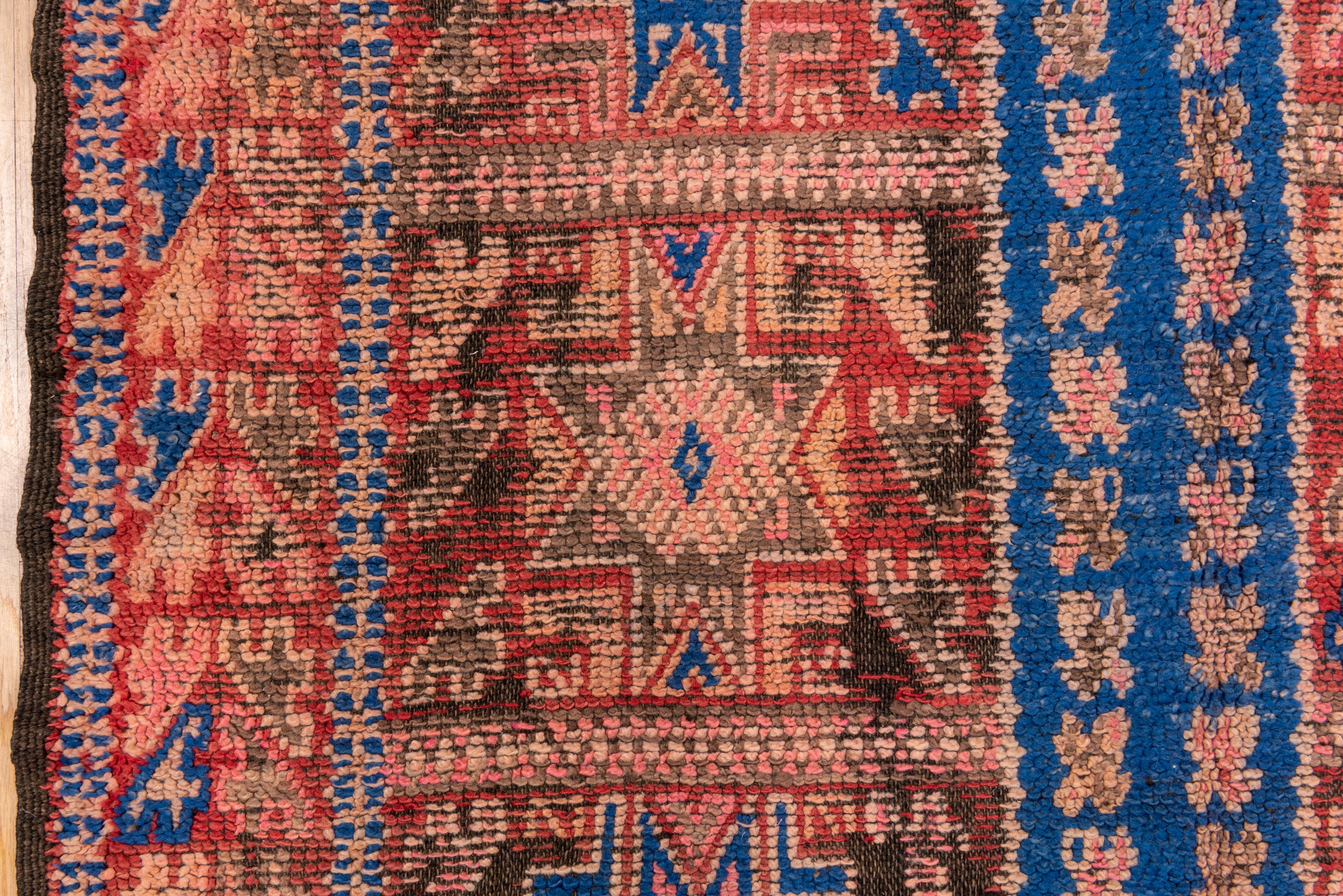 Marokkanisches Allover-Medaillon mit wiederkehrendem Muster, königsblau und sattem Rot (20. Jahrhundert) im Angebot