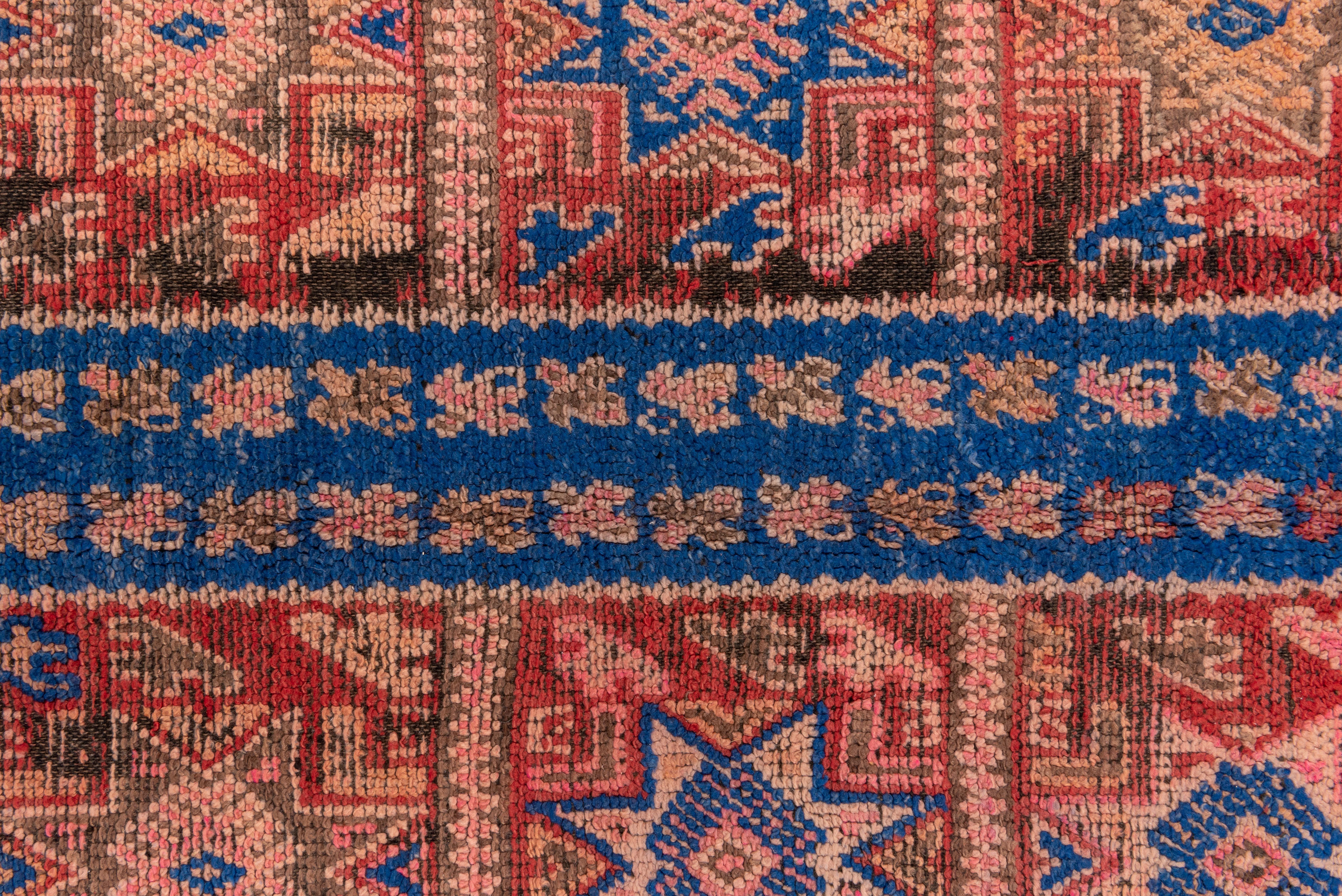 Marokkanisches Allover-Medaillon mit wiederkehrendem Muster, königsblau und sattem Rot im Angebot 1