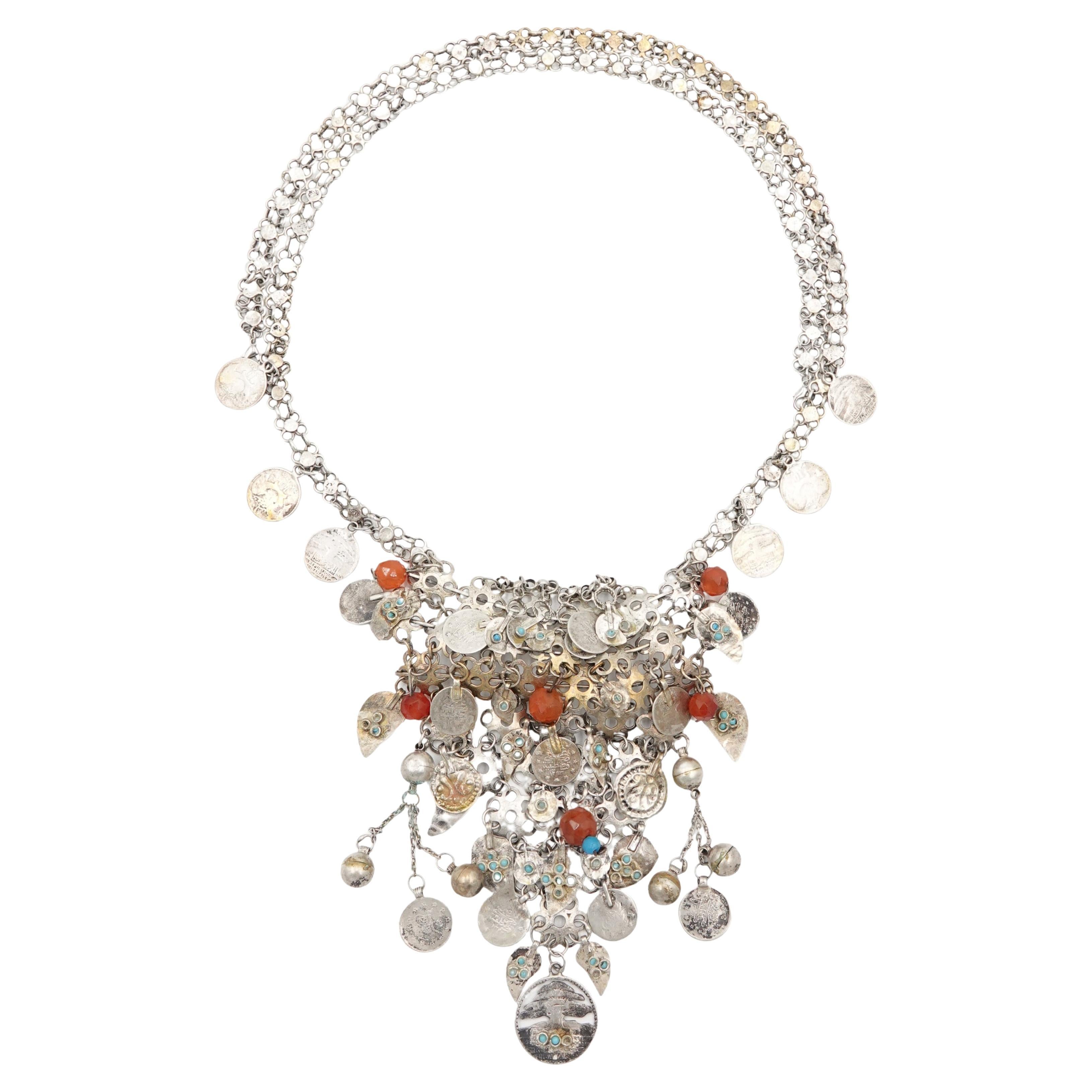 Collana a bavaglino in argento con charms di corniola e moneta in vendita