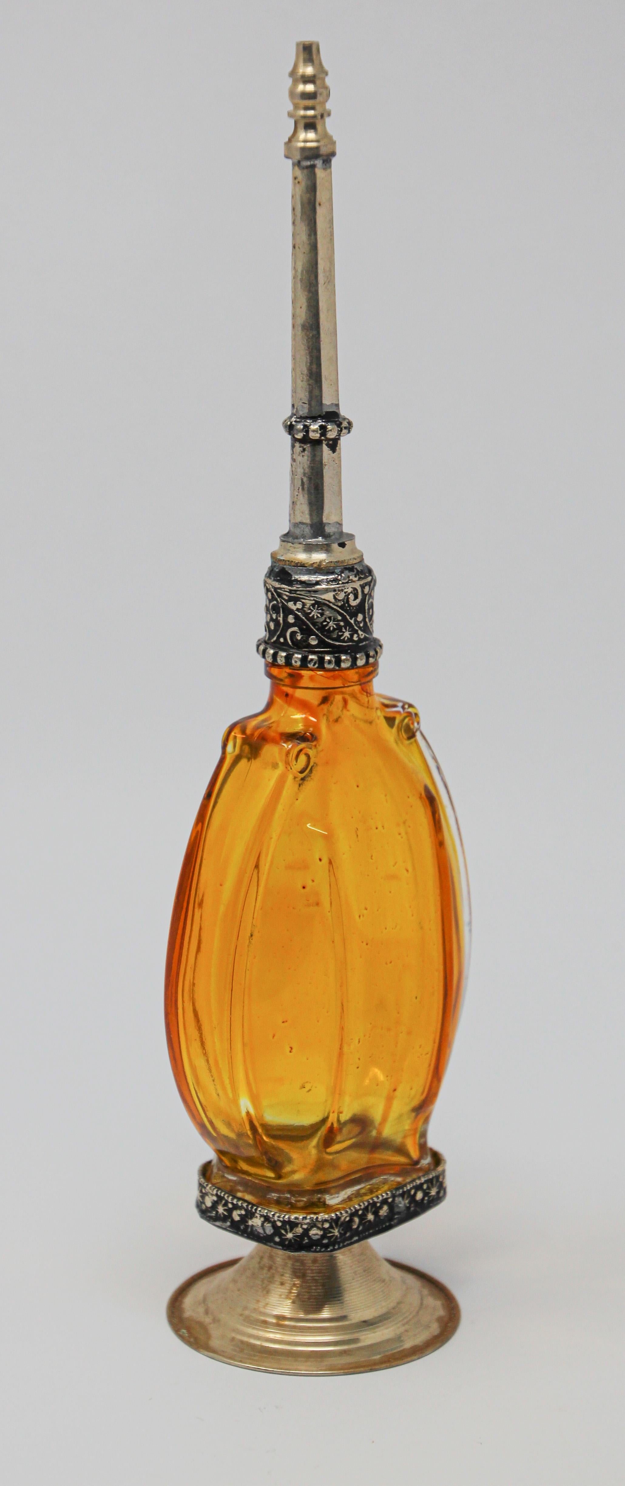Marokkanischer Parfümflasche/ Sprinkler mit Bernsteinfuß aus Glas mit geprägtem Metallüberzug (Handgefertigt) im Angebot