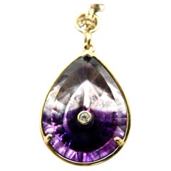 Marokkanischer Amethyst-Tropfen-Anhänger mit Tropfenanhänger. 18k, Mini-Diamant in der Mitte gefasst.
