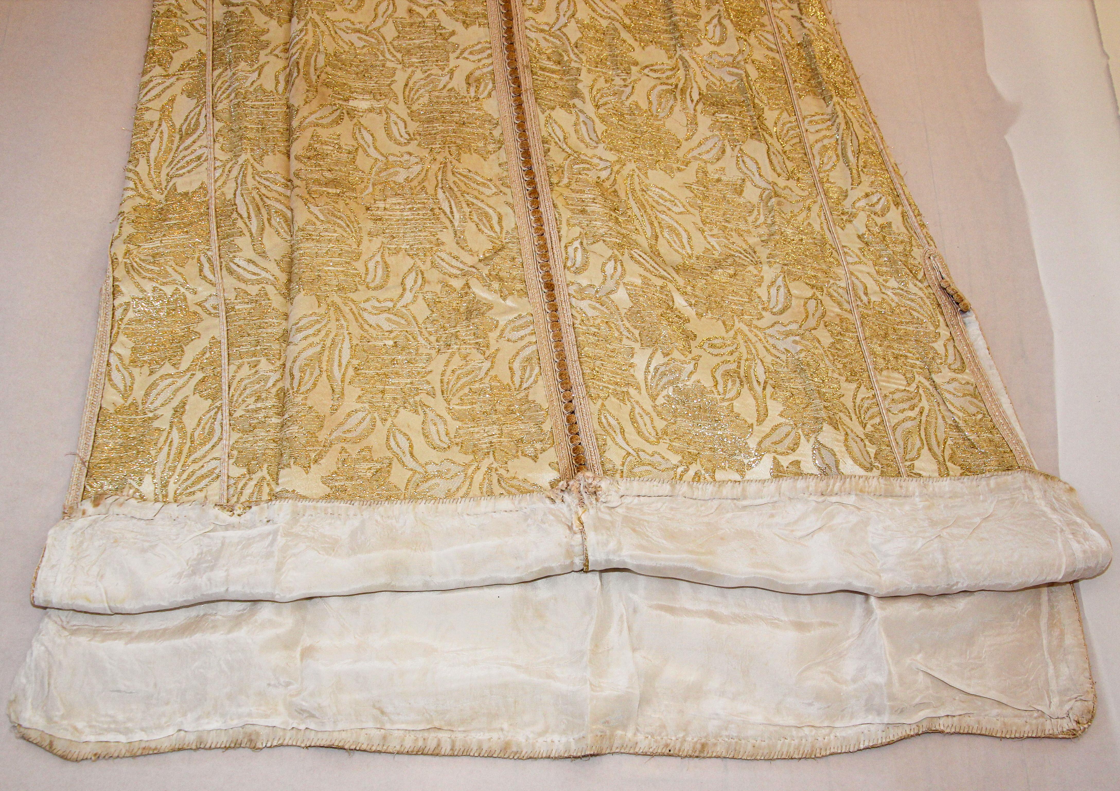 Robe longue caftan marocaine ancienne brodée de damas doré, années 1940 en vente 15