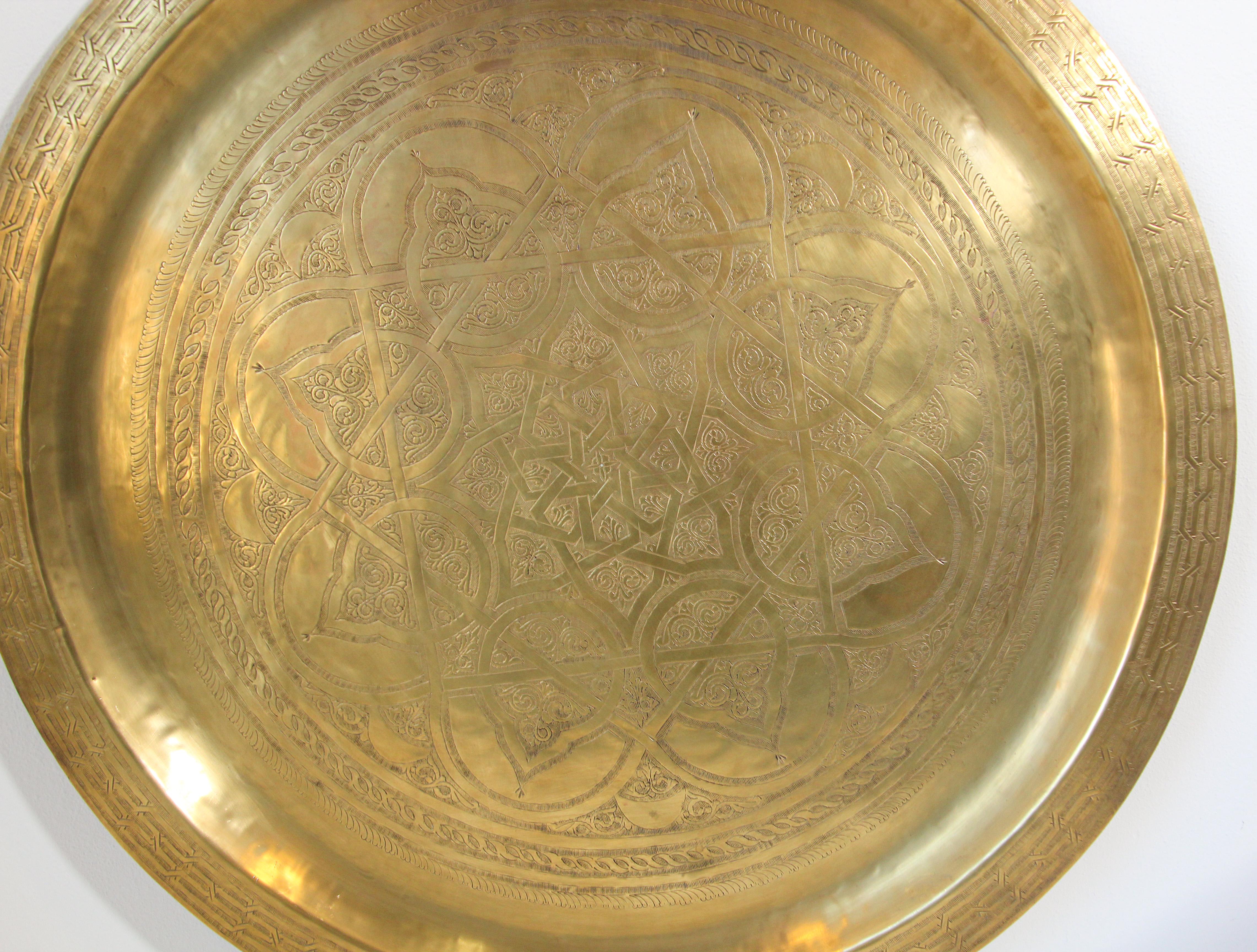 Moroccan Antique Large Polished Round Brass Tray Platter 36 Inc. In Good Condition In North Hollywood, CA