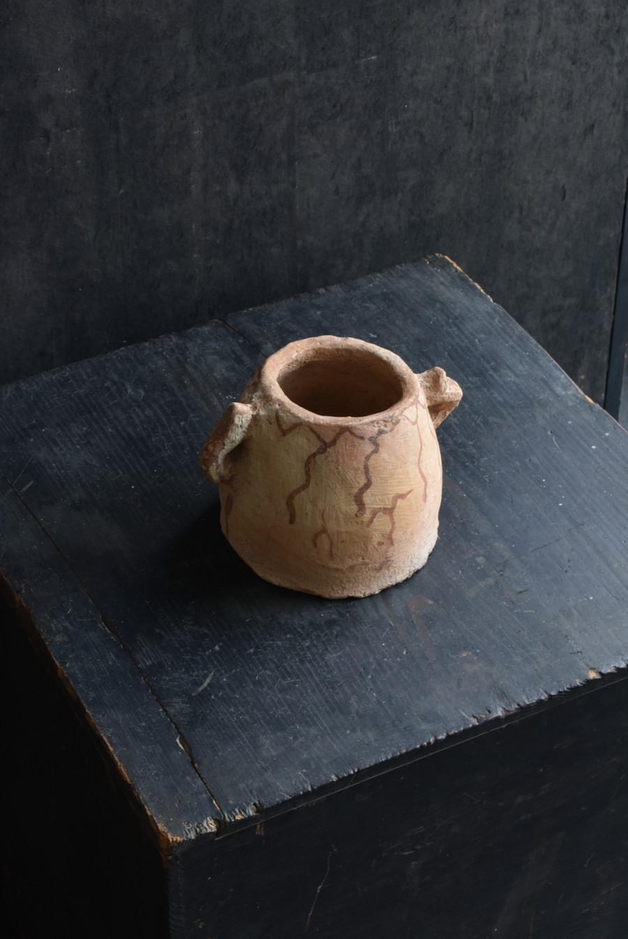 Il s'agit d'une jarre ancienne en poterie marocaine qui appartenait à un collectionneur de poterie japonais.
La poterie non vernissée existe également au Maroc.
Il s'agit probablement d'une excavation.
Ce motif est caractéristique de la poterie