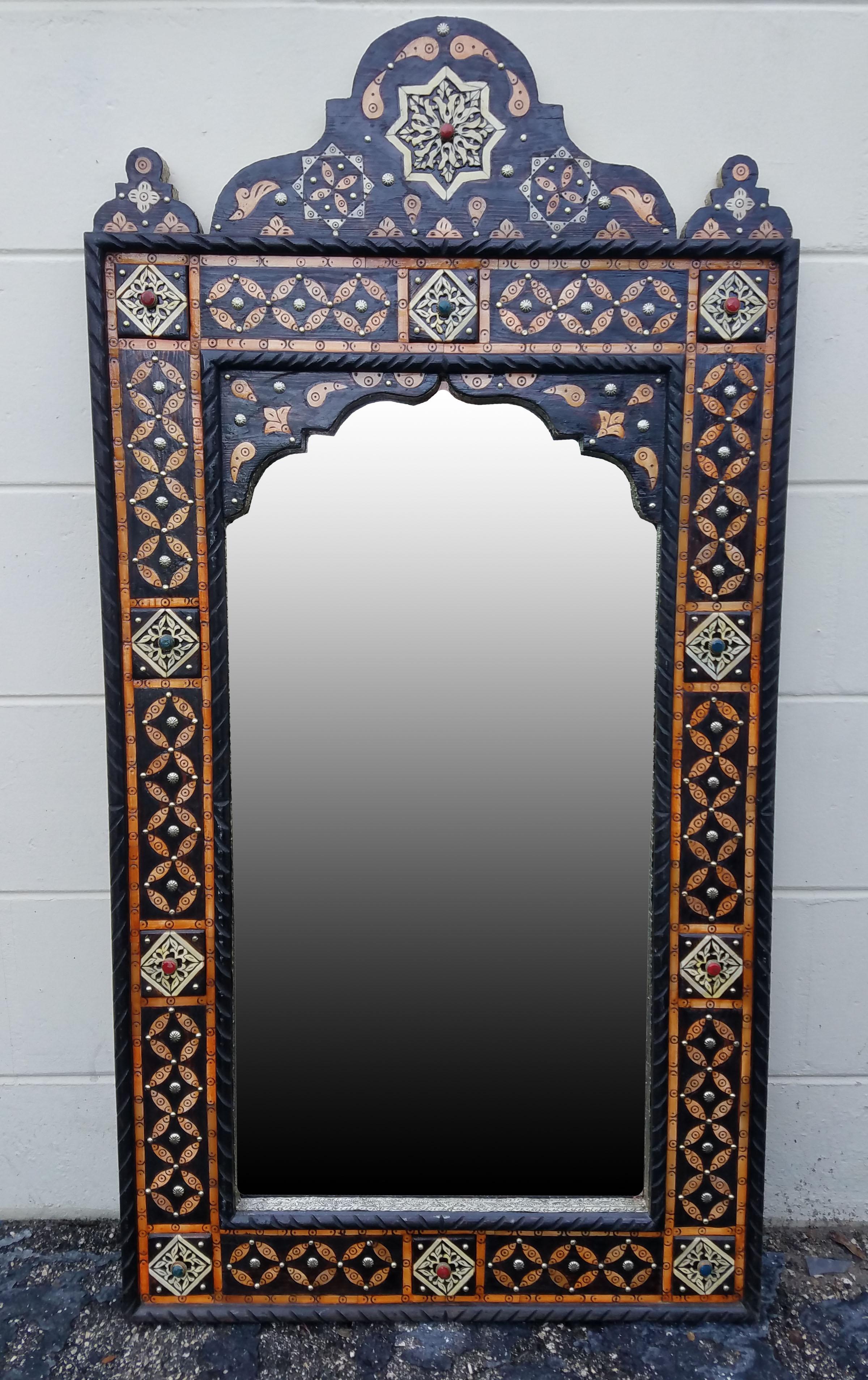Miroir marocain de grande taille en métal et incrustation d'os de chameau. Fabriqué dans la ville de Marrakech. Forme rectangulaire avec un arc sur le dessus, mesurant environ 46