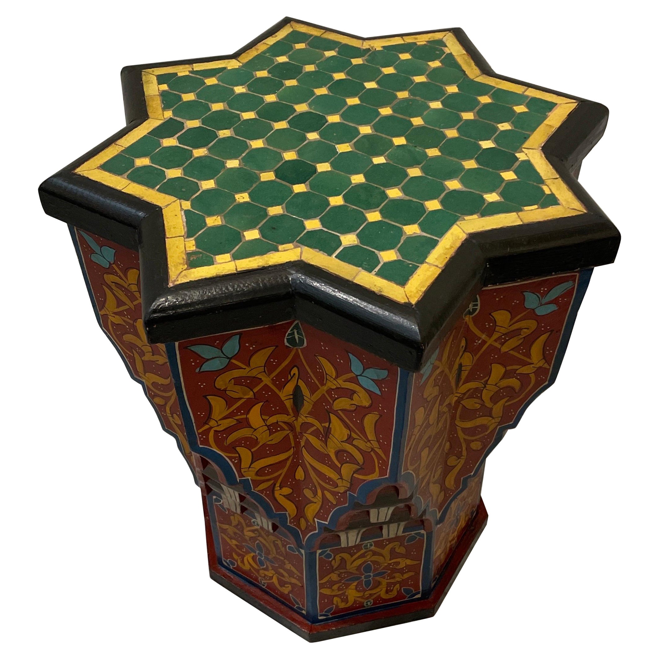 Marokkanischer architektonischer, bemalter und gefliester achteckiger Beistelltisch / Stand