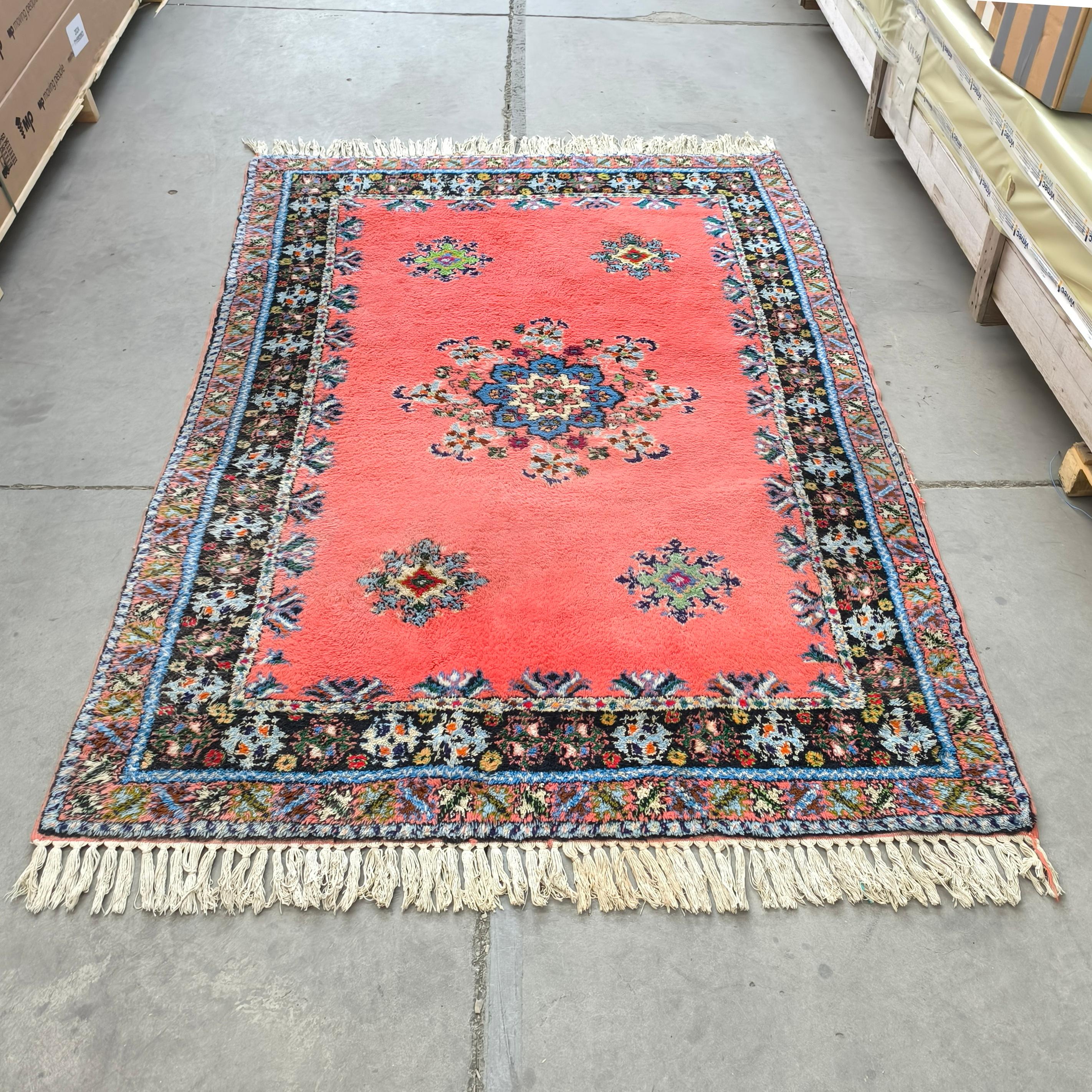 Marokkanischer Rabat Artisanat Wollteppich Handgeknüpft 5.6' X 8.8' .
Traditionelles marokkanisches Design mit leuchtenden Farbtönen in Orange, Blau, Grün, Braun und Beige. Zentrales Medaillon, geometrische Motive, doppelte Bordüre, aufwändig.