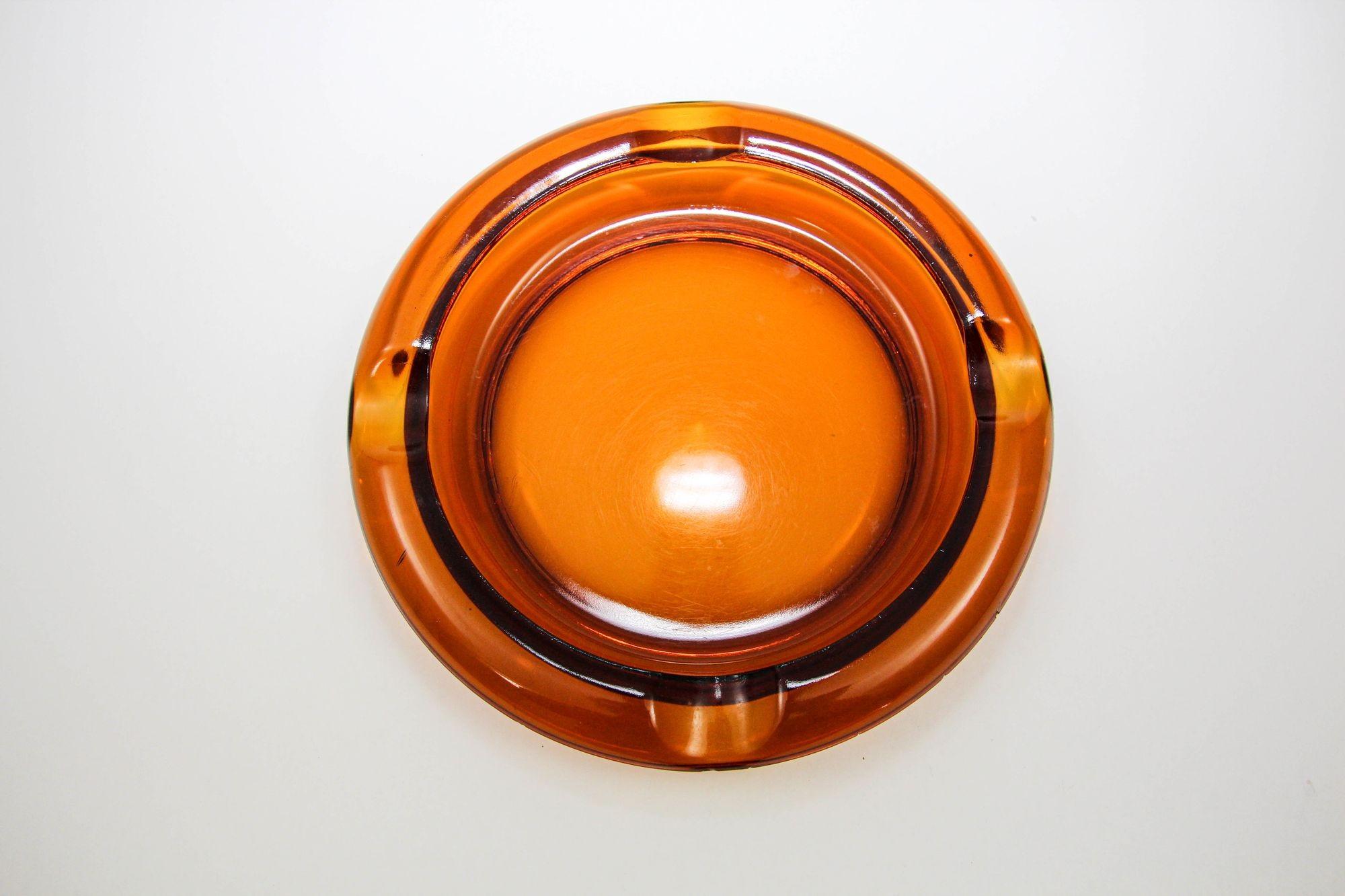 Large vintage Moroccan amber glass ashtrays from the 1960s 1970s.
Vintage Hazel Atlas amber large round form cigar ashtray.
Vintage hazel atlas Moroccan amber yellow glass ashtray, the color vary with light from yellow amber to dark honey amber.
In