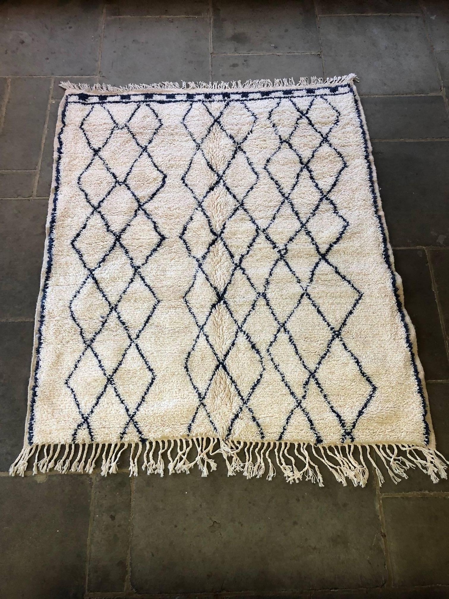 Moroccan Azilal Berber Rug In Excellent Condition For Sale In Lewes, East Sussex
