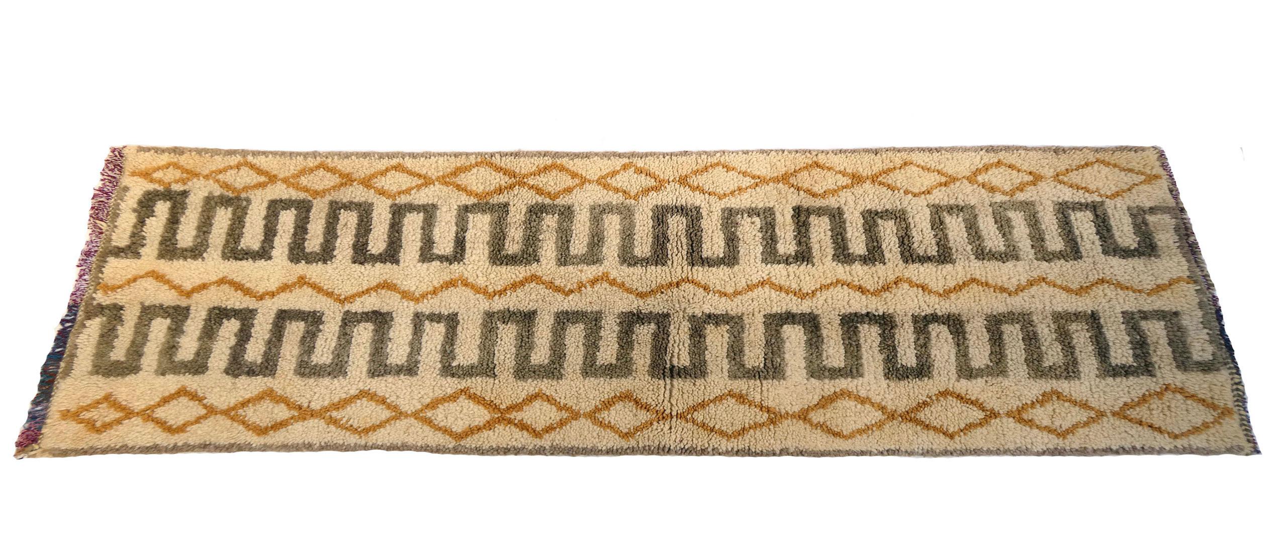 Moroccan Azilal runner handwoven with ivory, gold and grey wool in an abstract Berber design. Dimensions: 2'9 x 6'10
