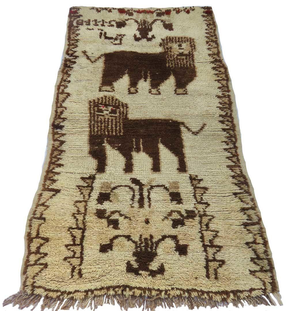 Berberstammteppich um 1990 mit Löwen, handgewebt aus elfenbeinfarbener und brauner Wolle in einem Berbermuster.
Abmessungen: 3' x6'