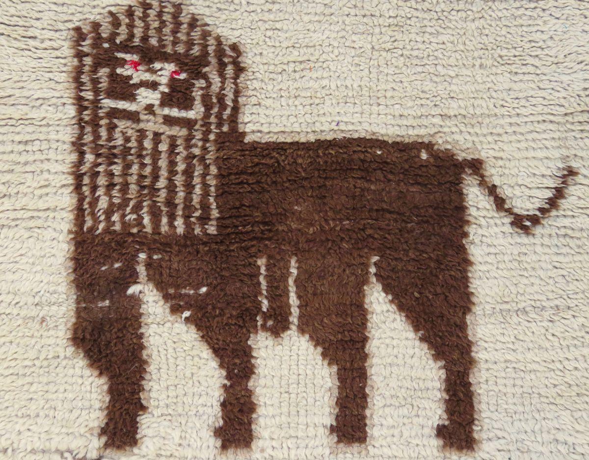 Marokkanischer Azilal-Löwenteppich  3' x6' (Ende des 20. Jahrhunderts) im Angebot