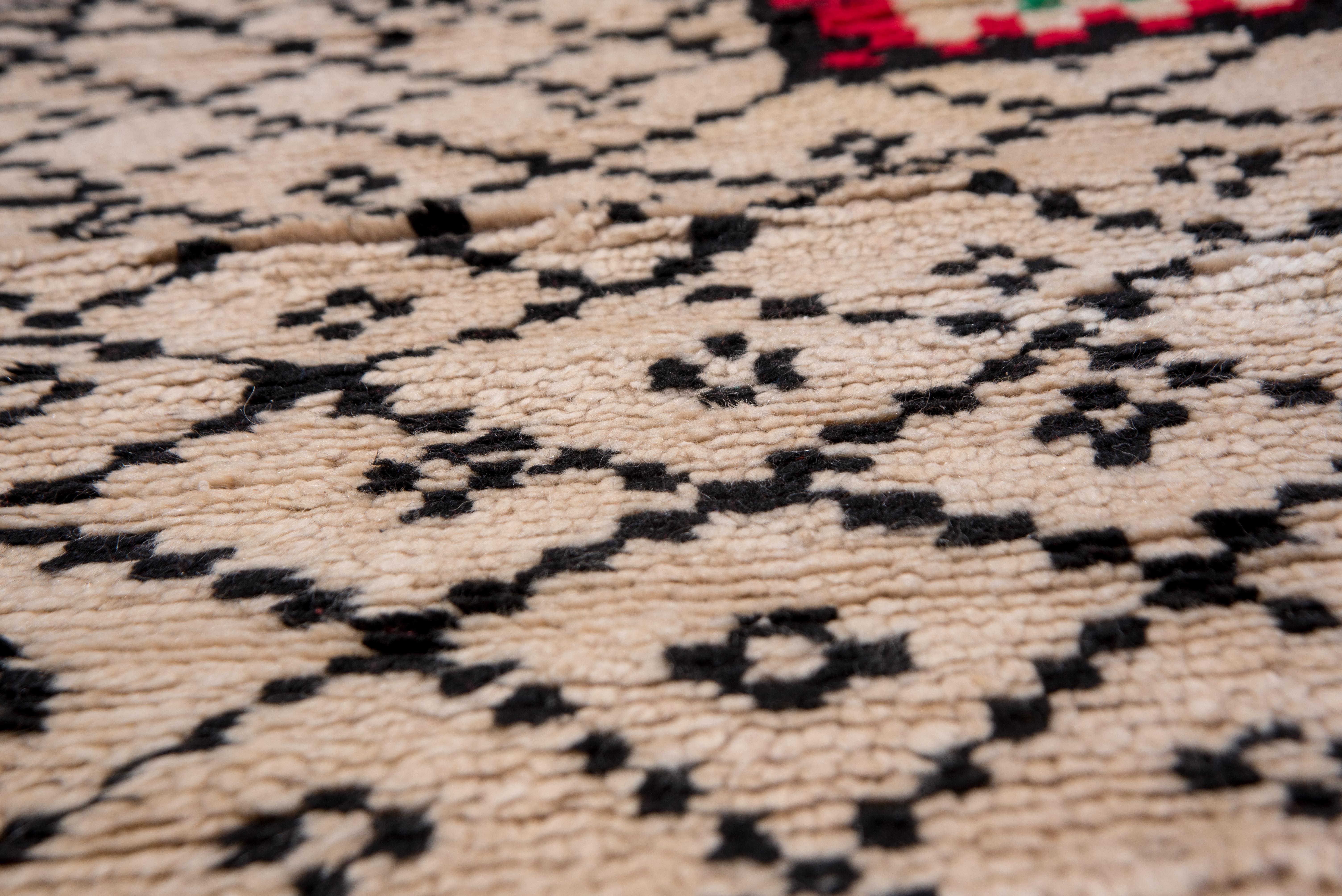 Marokkanischer Azilal-Teppich, farbenfrohes Motiv, hohe Flor (Wolle) im Angebot