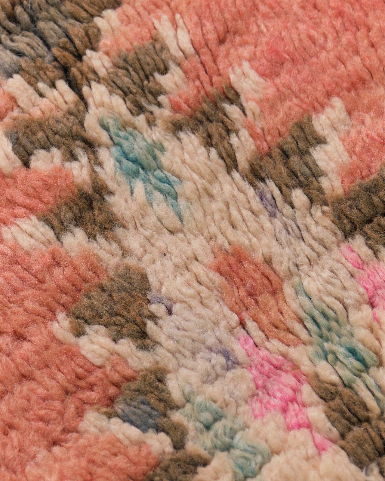 Vintage
Hand knotted dyed wool
L274 x W133 cm