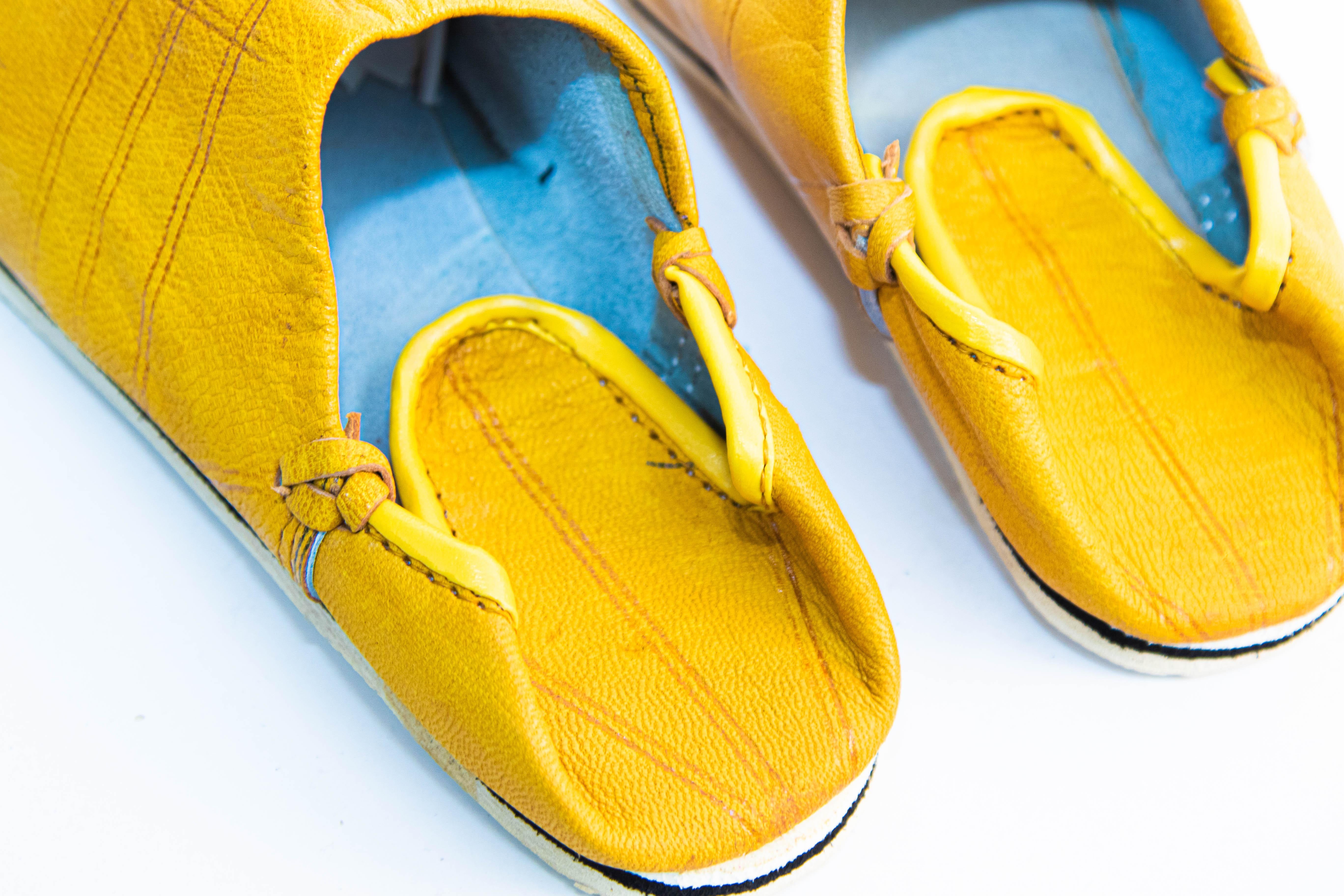 Babouches - Chaussures ethniques en cuir jaune travaillées à la main, marocaines en vente 5