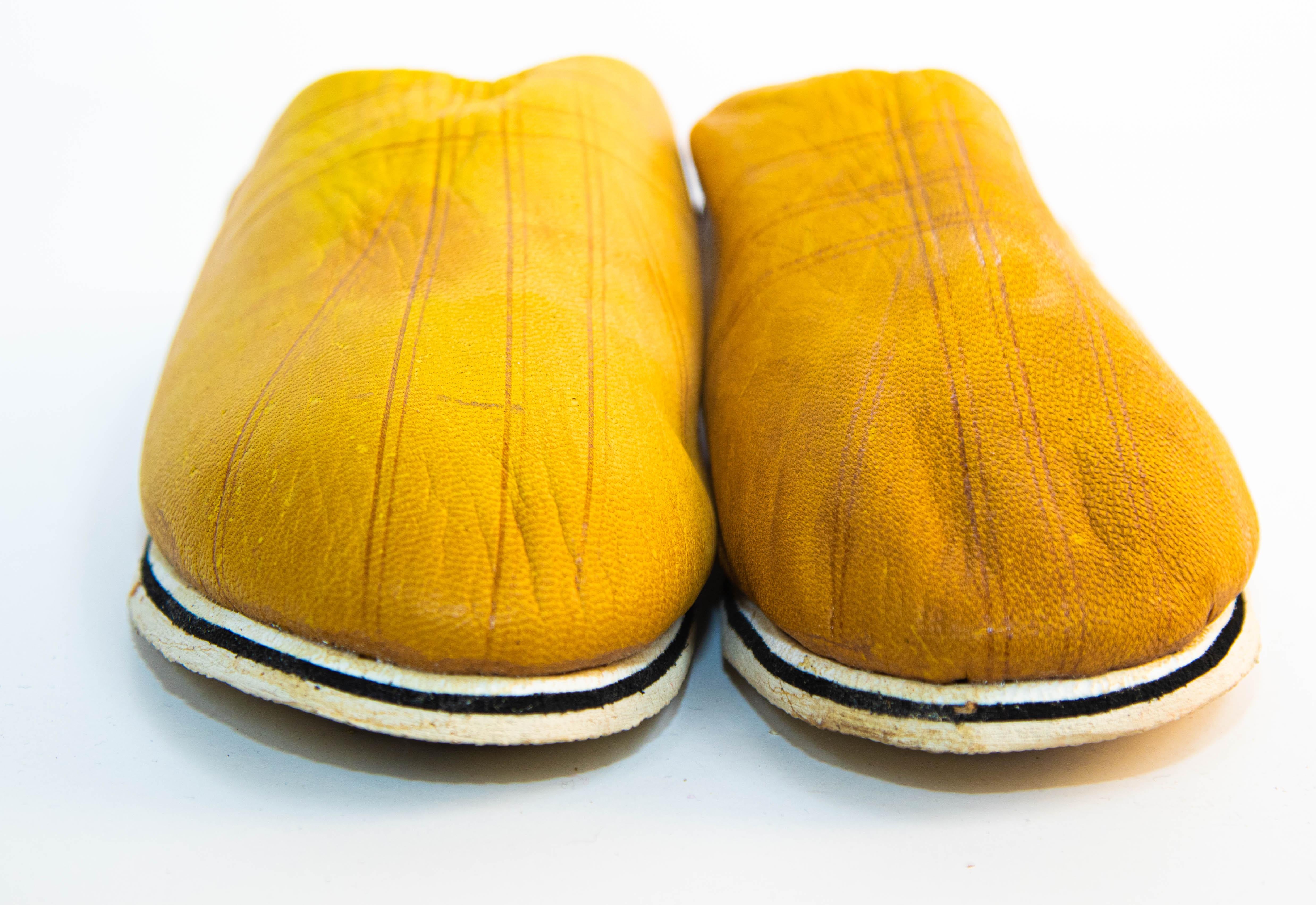Babouches - Chaussures ethniques en cuir jaune travaillées à la main, marocaines en vente 7