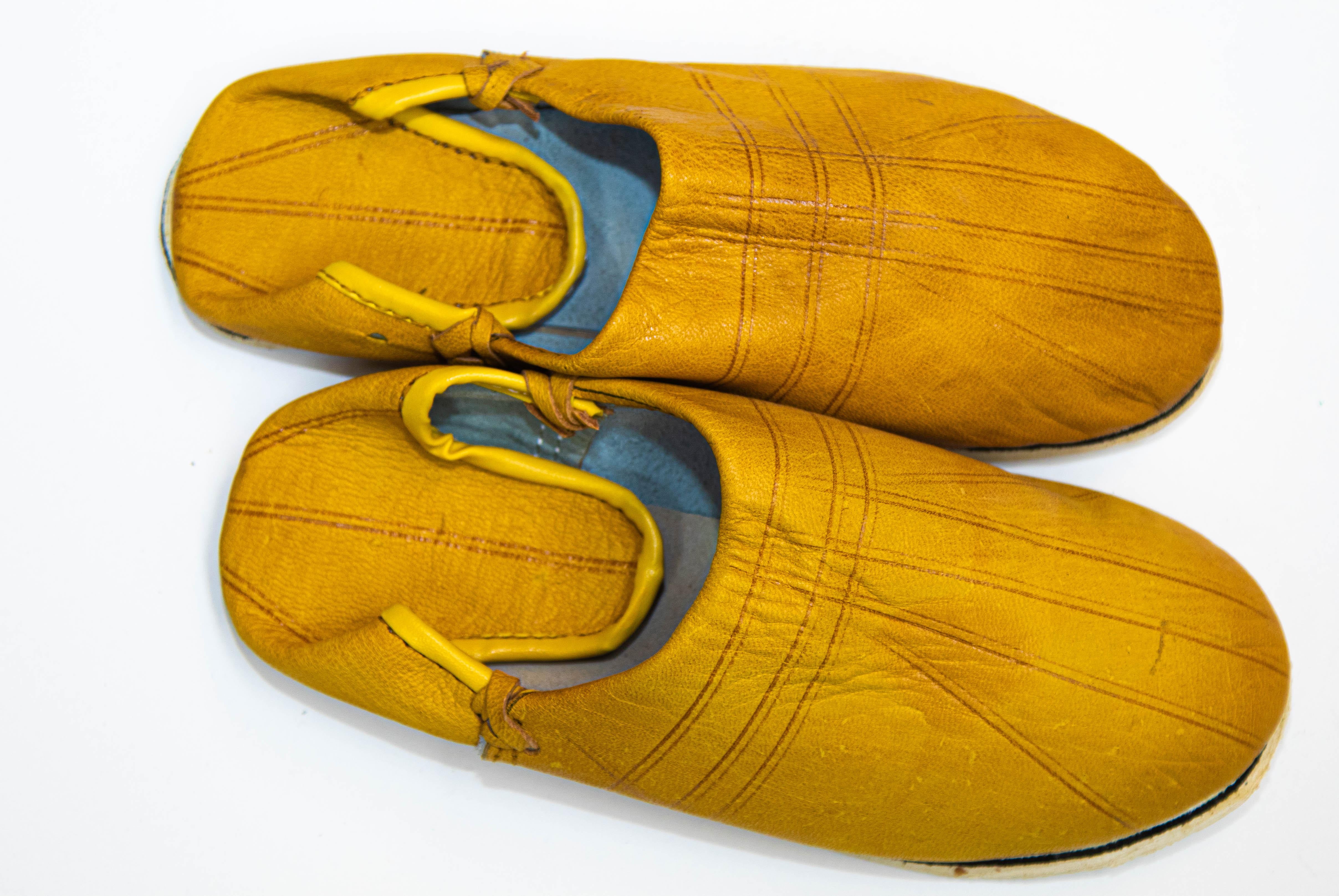 Babouches - Chaussures ethniques en cuir jaune travaillées à la main, marocaines en vente 9