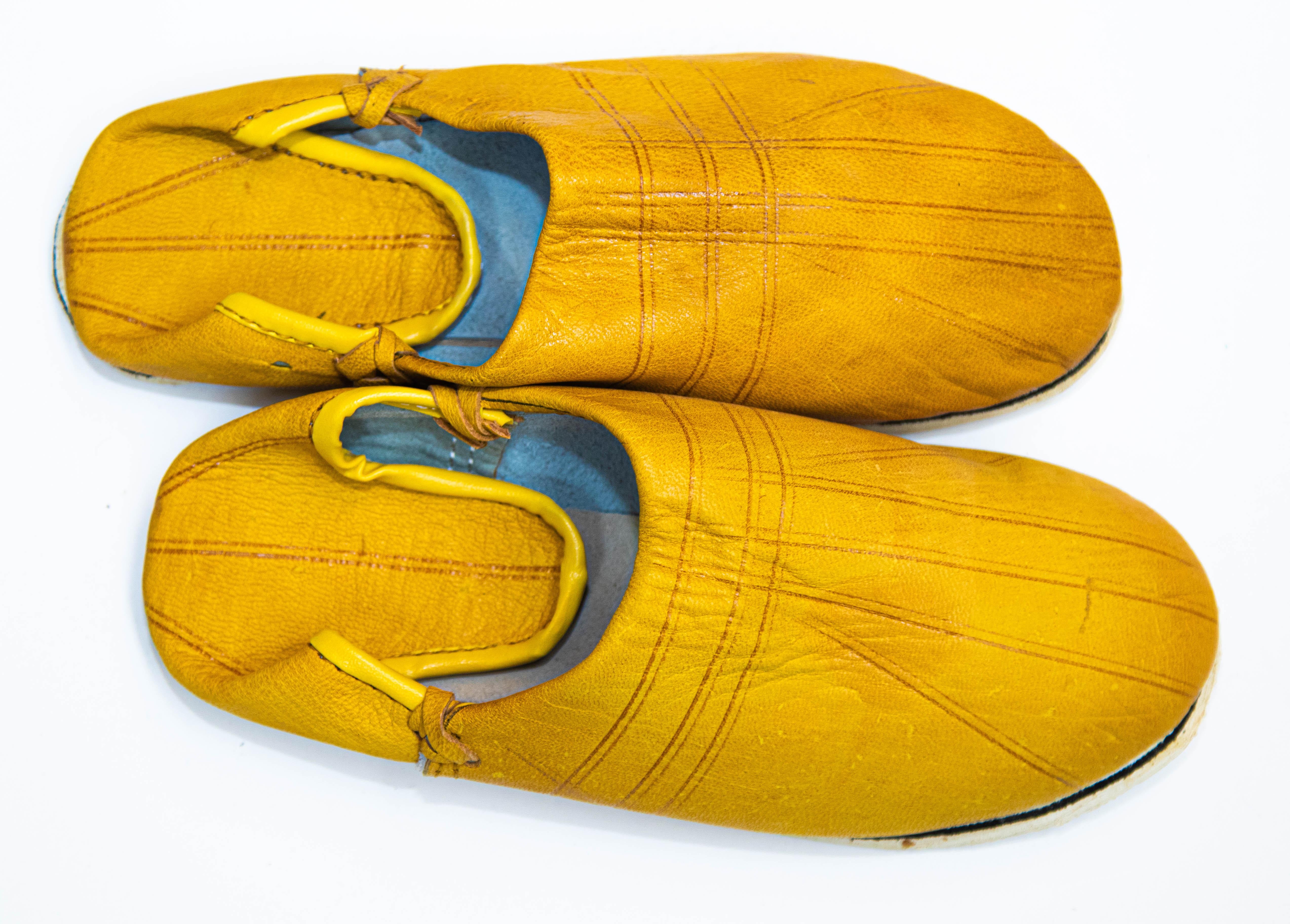 Babouches - Chaussures ethniques en cuir jaune travaillées à la main, marocaines en vente 10