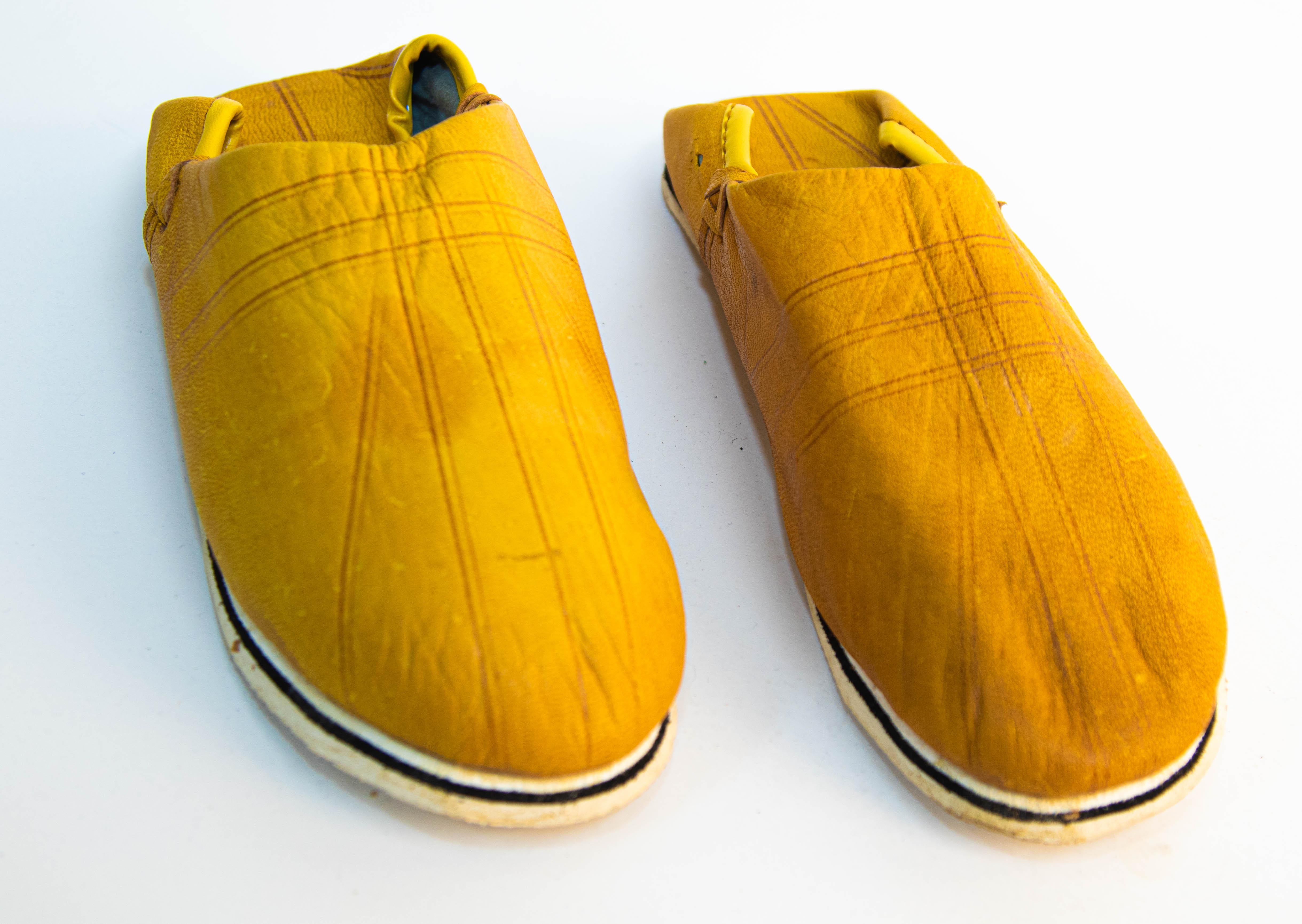 Marokkanische ethnische gelbe Lederpantoffeln sind handgefertigt.
Handgefertigt in Fez, Marokko.
Marokkanische Schuhe für das Schwimmbad oder den Strand, gerade rechtzeitig für den Sommer.
Abmessungen.
Die Sohle ist 9,5 in. x 3,5 in