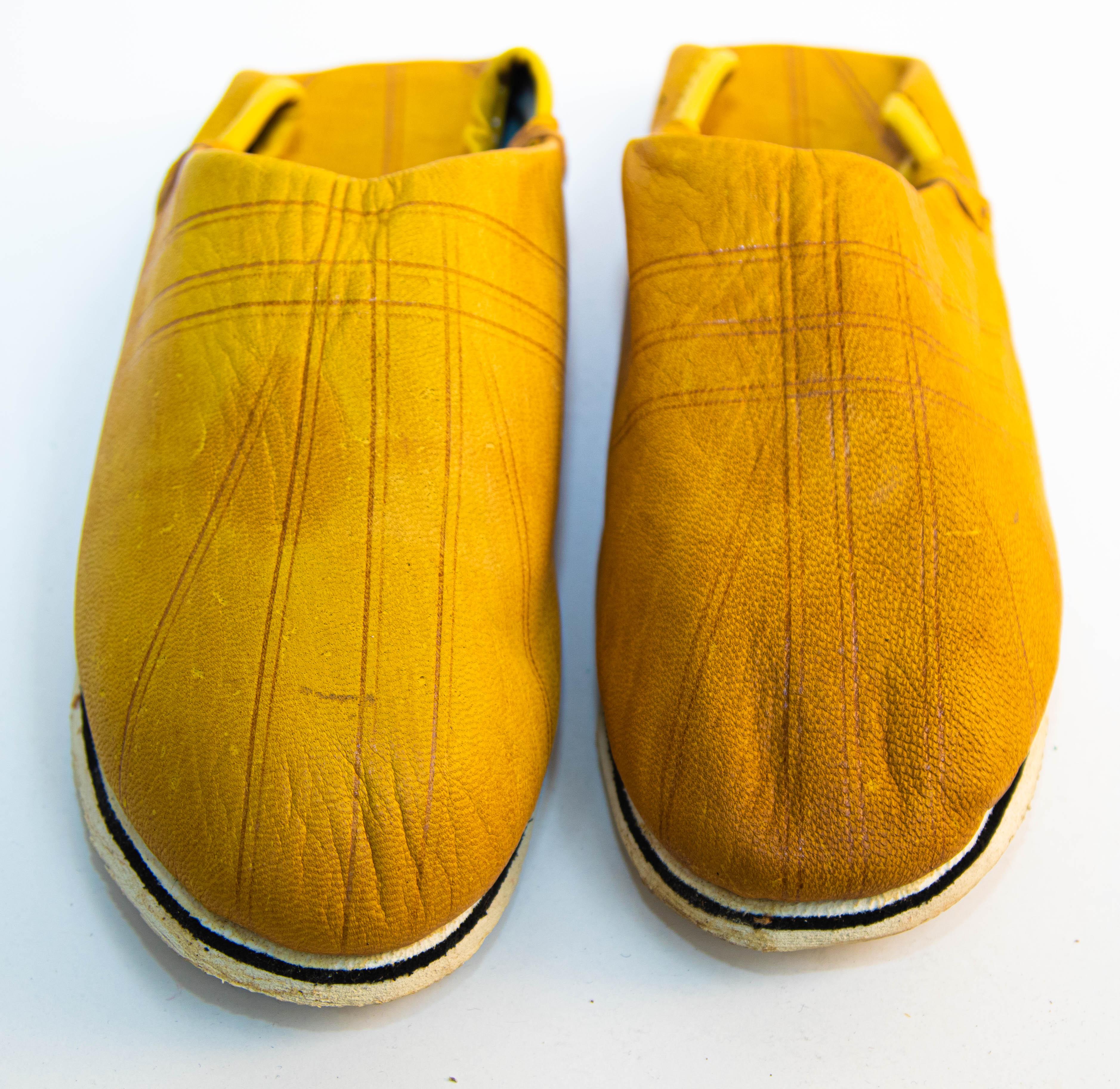 Jaune Babouches - Chaussures ethniques en cuir jaune travaillées à la main, marocaines en vente
