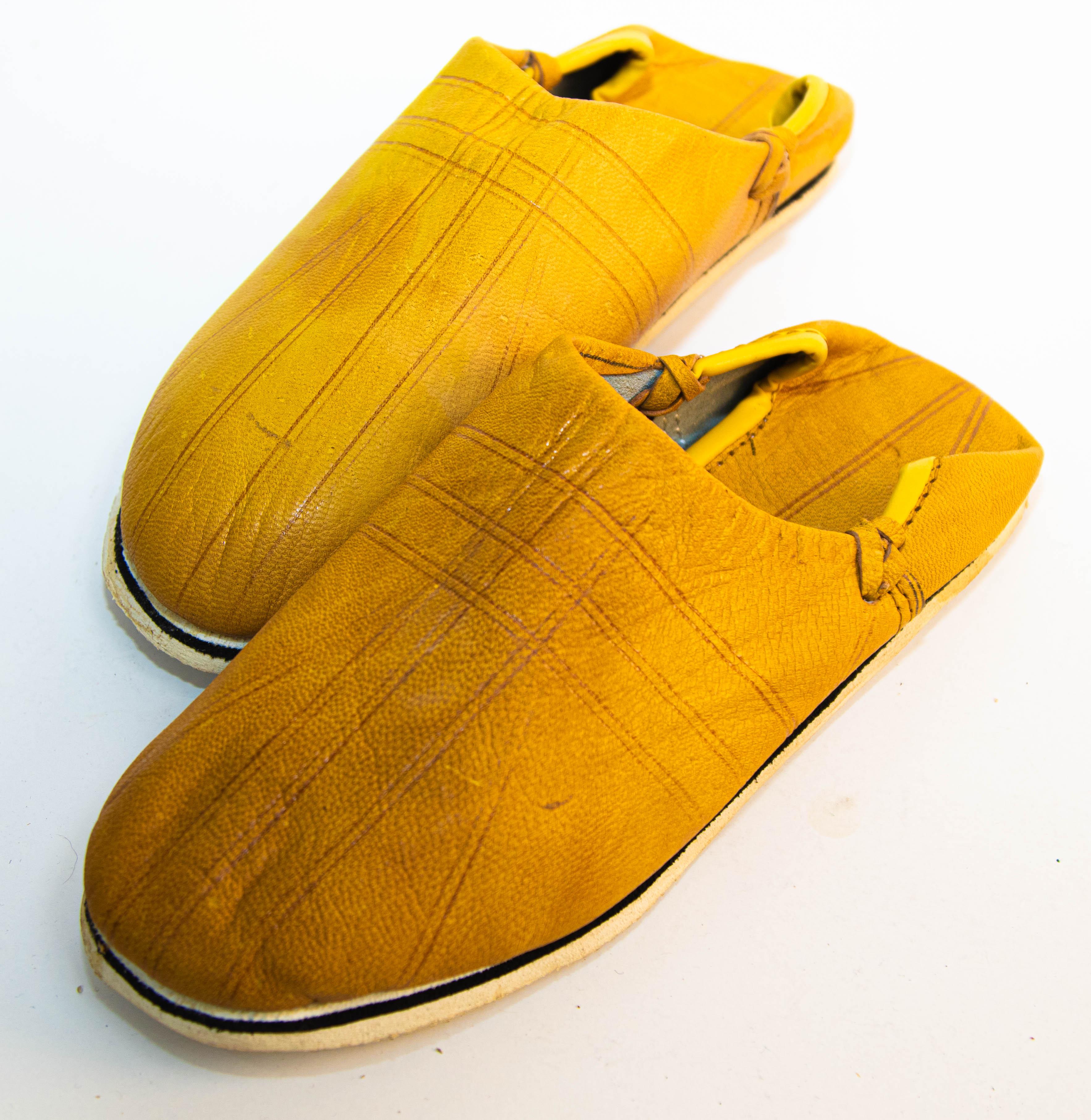 Babouches - Chaussures ethniques en cuir jaune travaillées à la main, marocaines Bon état - En vente à North Hollywood, CA