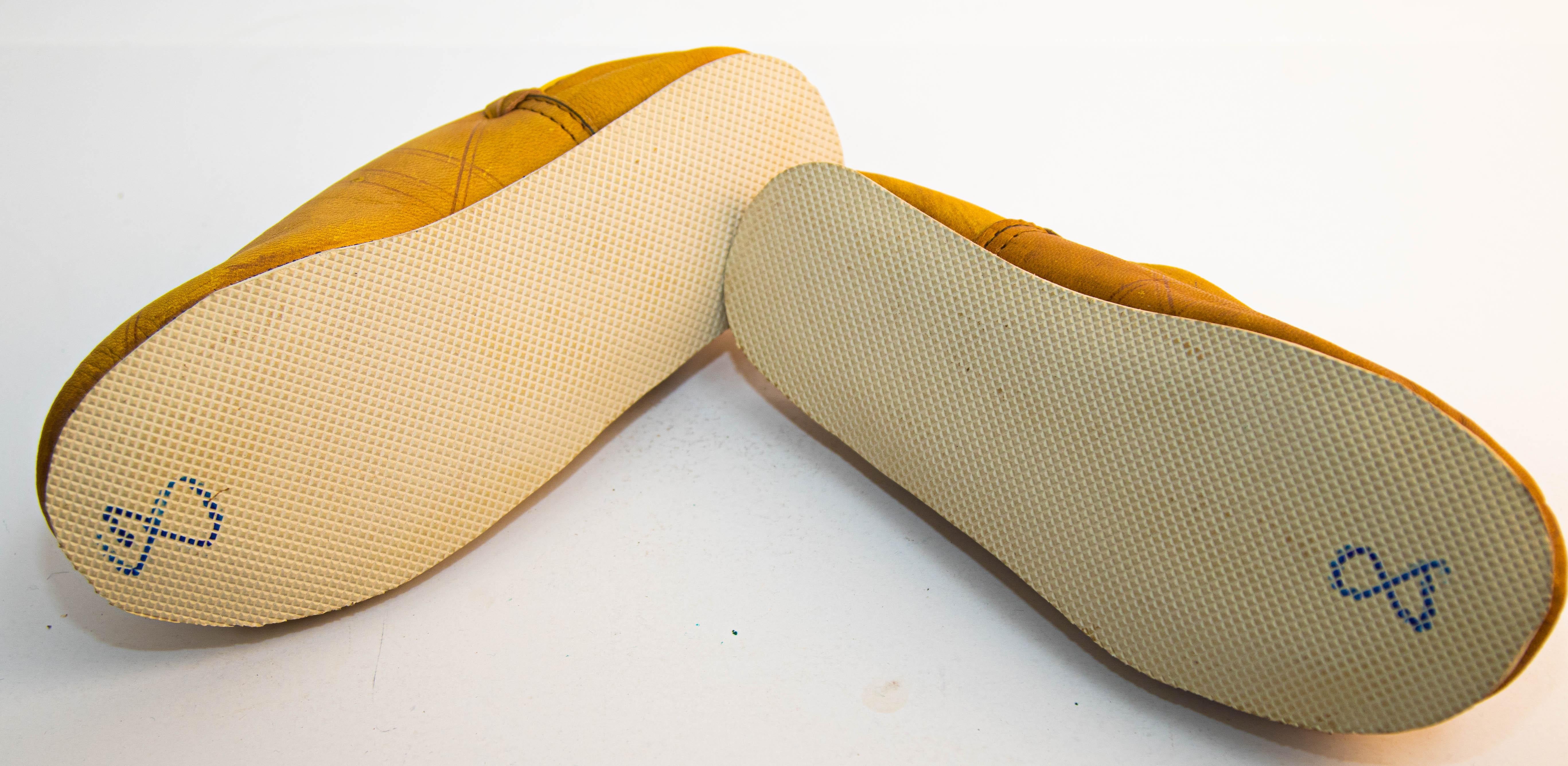 Babouches - Chaussures ethniques en cuir jaune travaillées à la main, marocaines Unisexe en vente