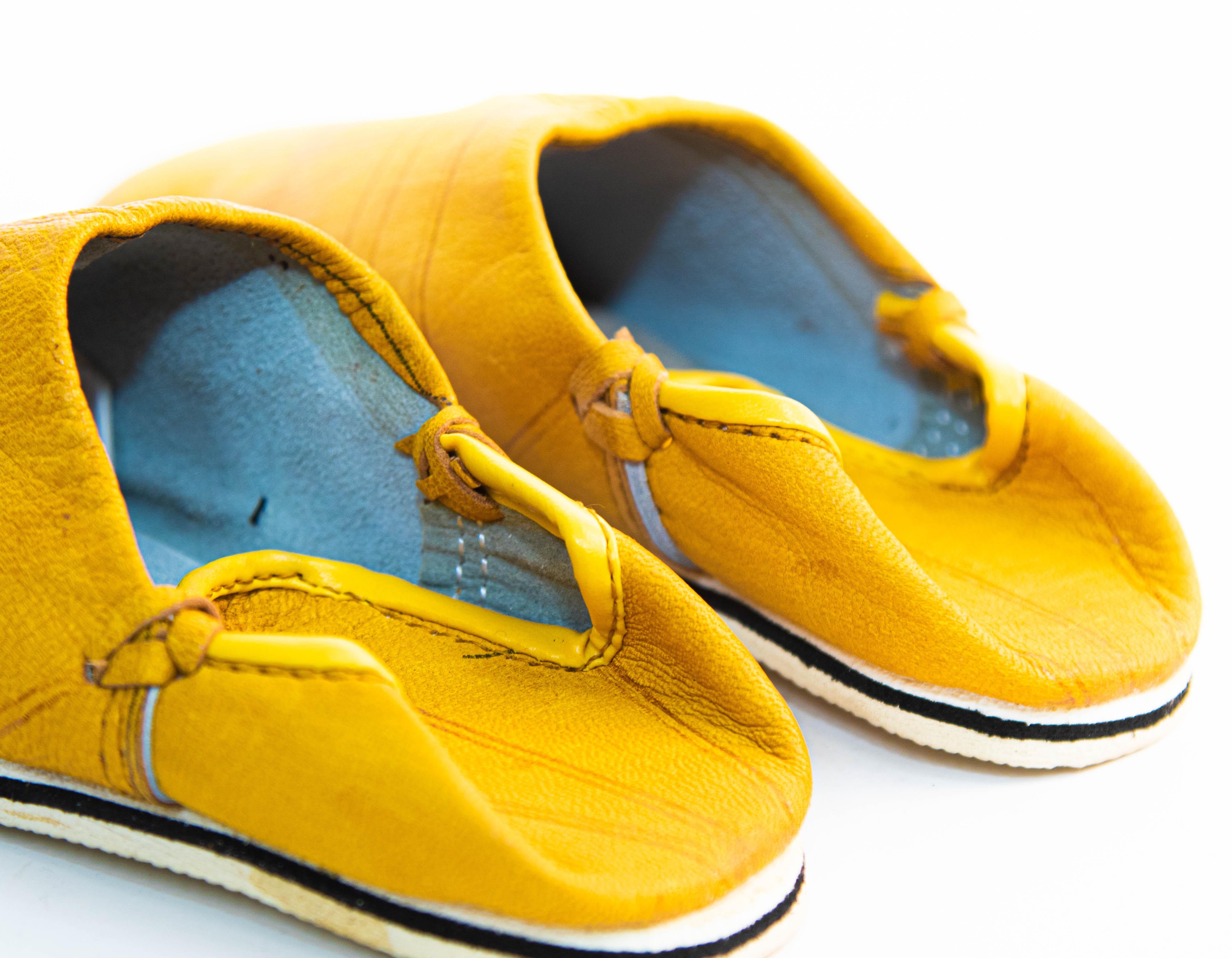 Babouches - Chaussures ethniques en cuir jaune travaillées à la main, marocaines en vente 3