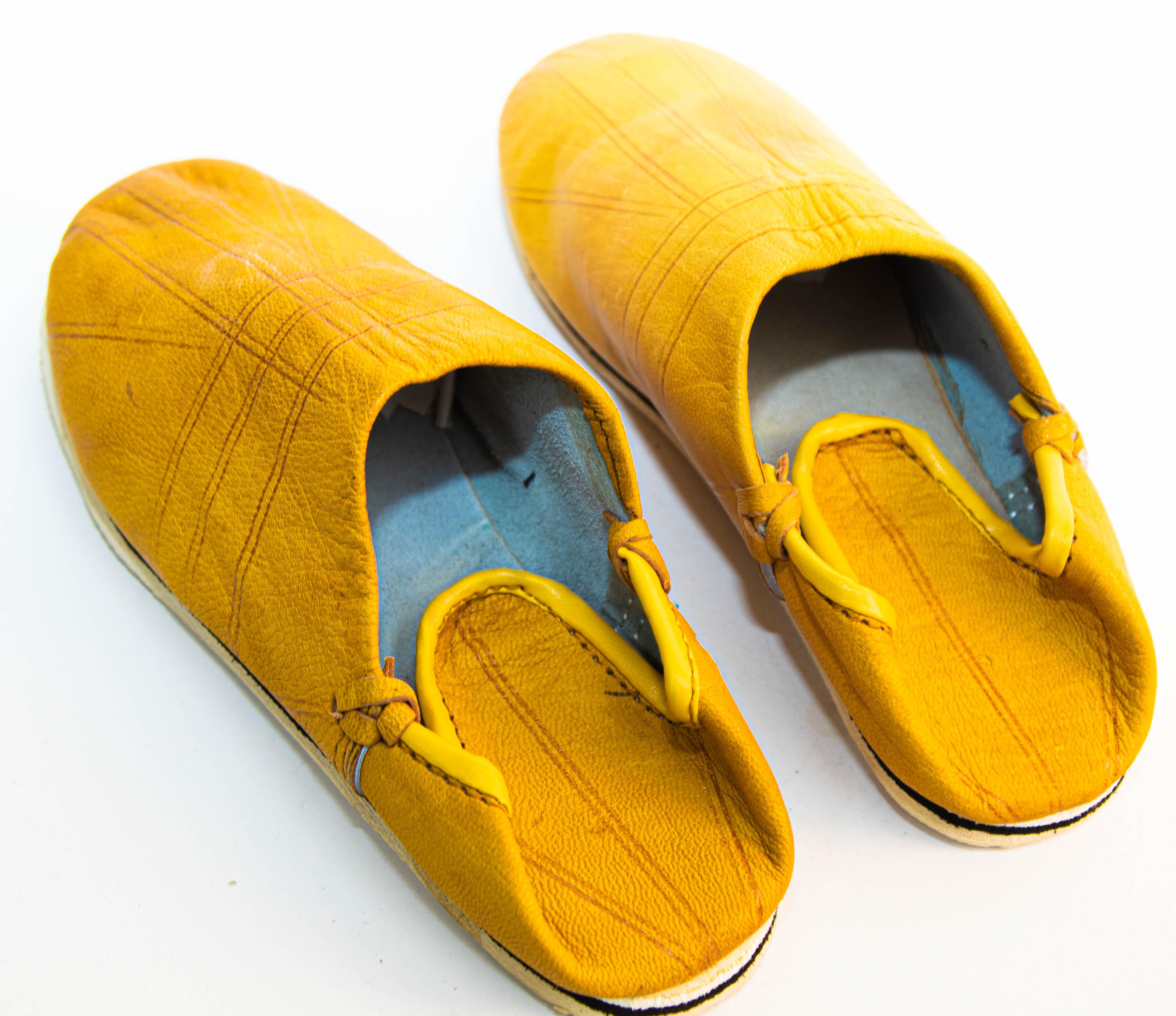 Babouches - Chaussures ethniques en cuir jaune travaillées à la main, marocaines en vente 4