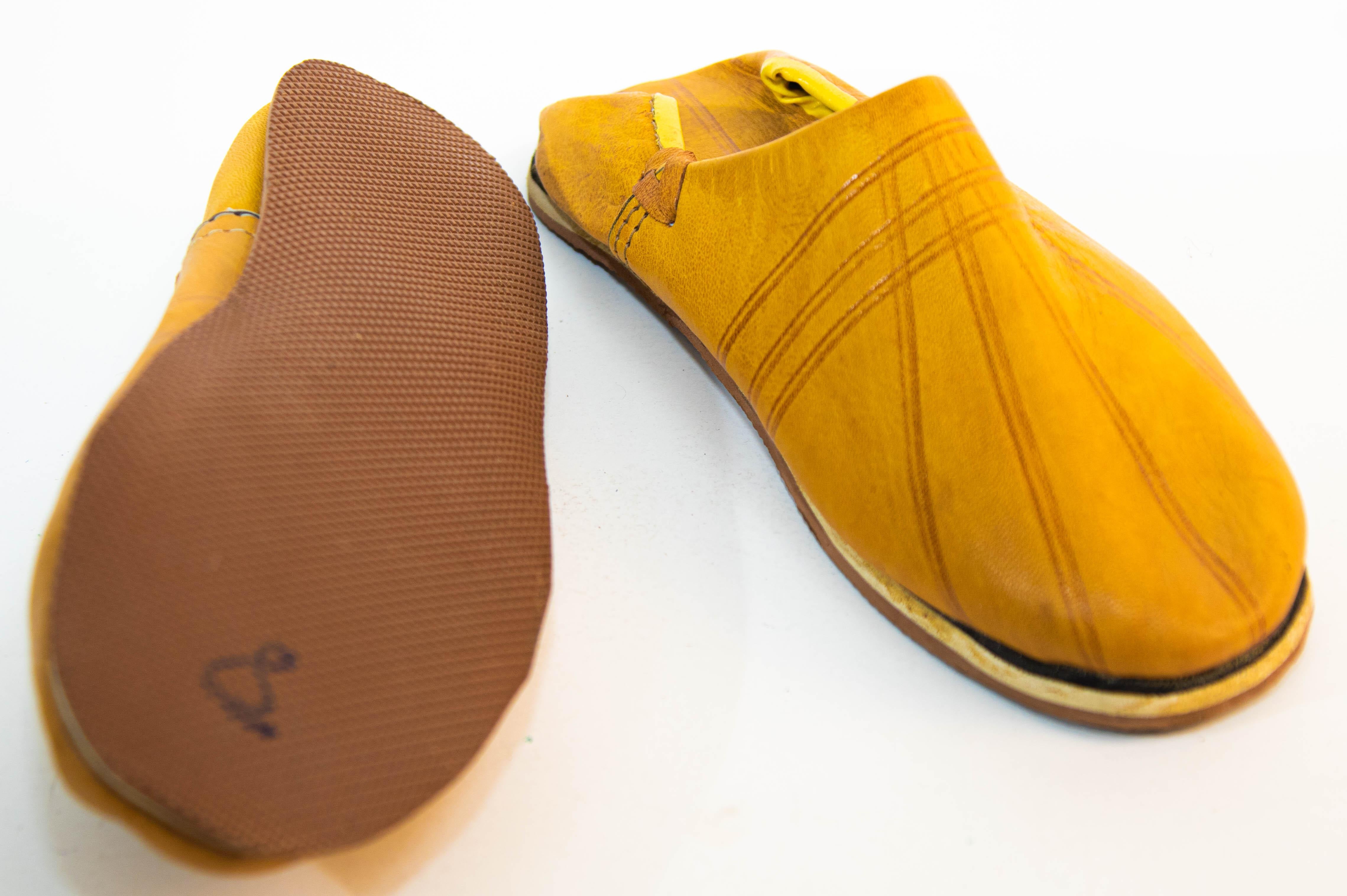 Babouches marocchini in pelle gialla Pantofole etniche in vendita 3