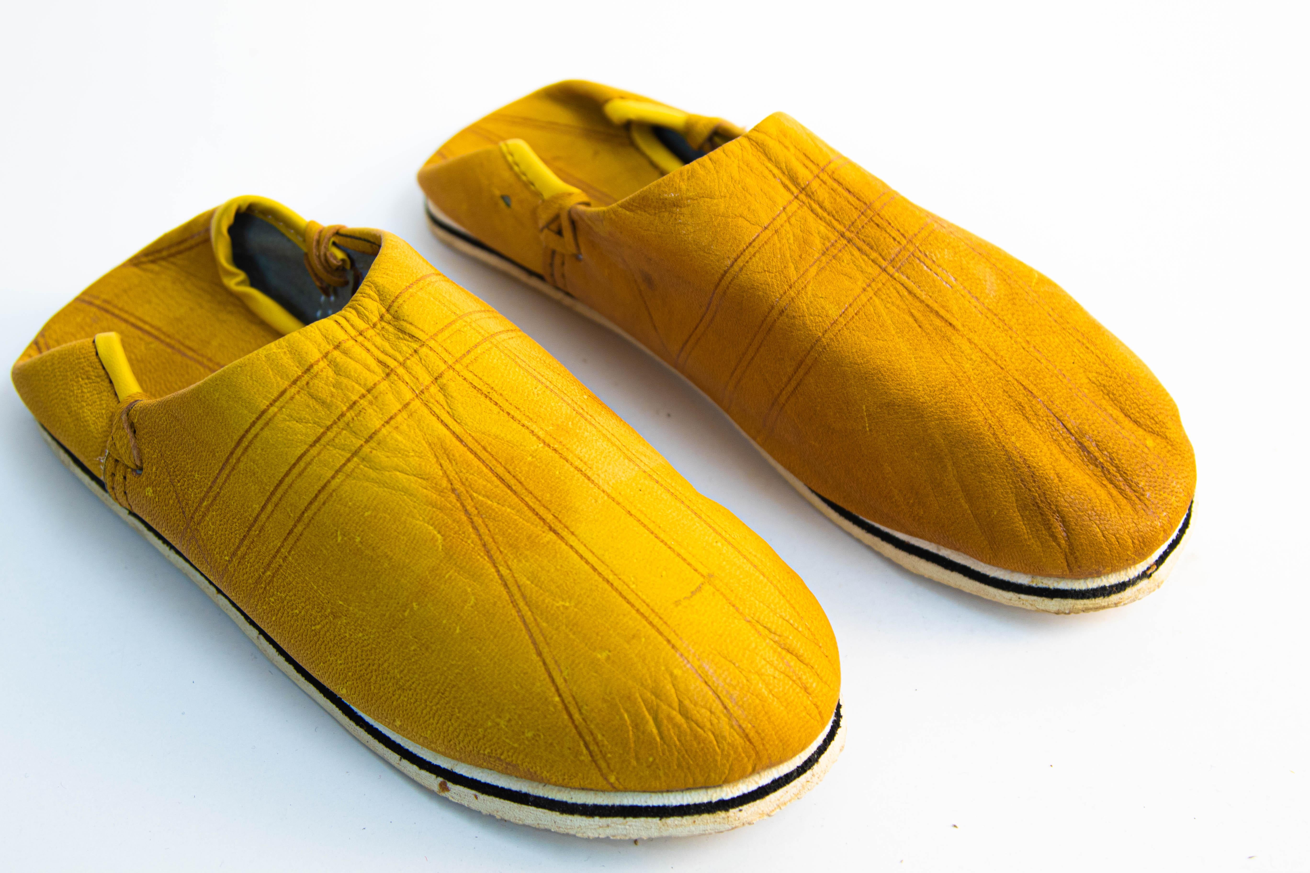 Marokkanische Babouches Gelbe ethnische Schuhe aus Leder mit Werkzeugen im Angebot 10