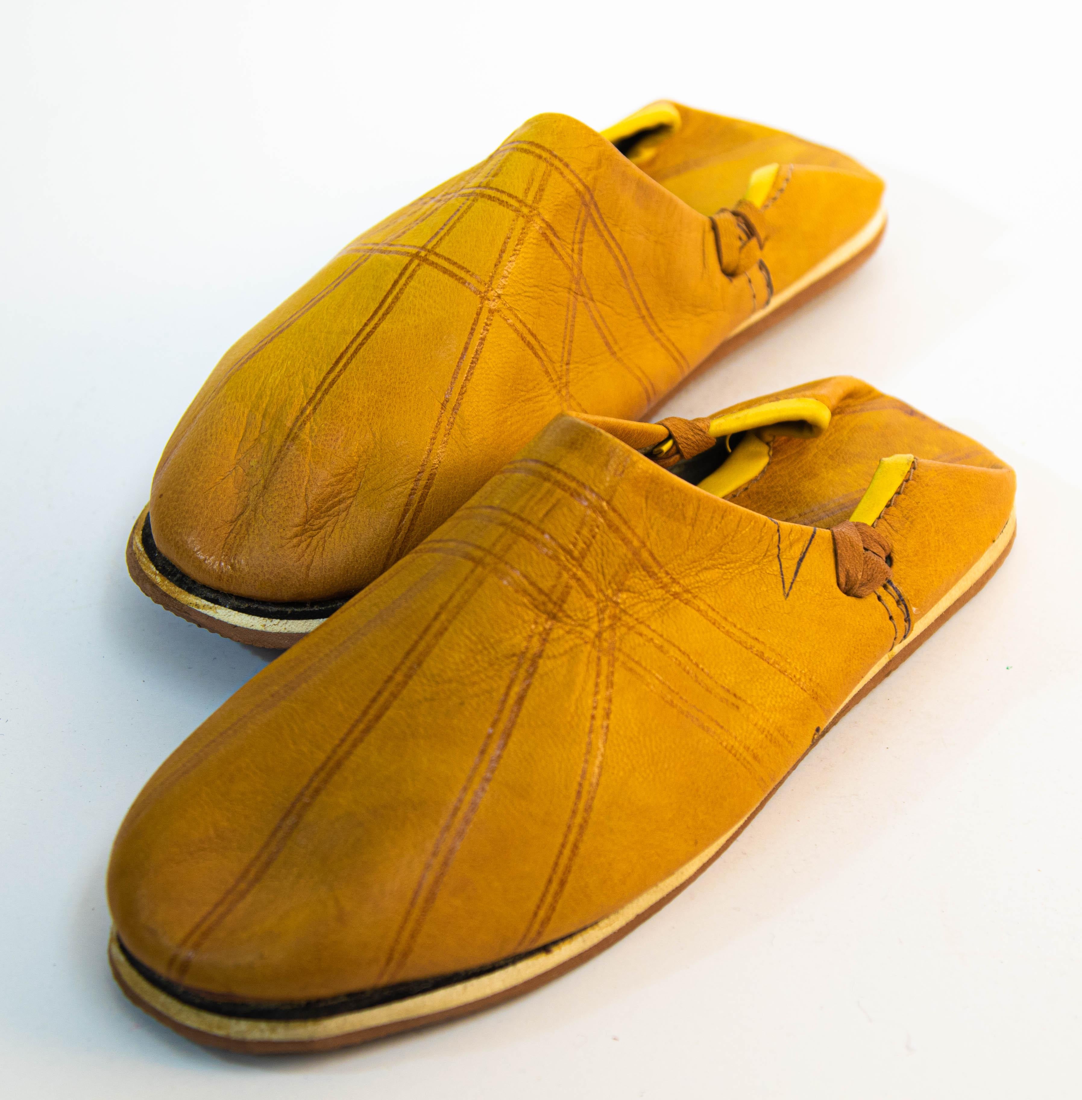 Marokkanische ethnische gelbe Lederpantoffeln sind handgefertigt.
Handgefertigt in Fez, Marokko.
Marokkanische Schuhe für das Schwimmbad oder den Strand, gerade rechtzeitig für den Sommer.
Abmessungen.
Die Sohle ist 9,5 in. x 3,5 in