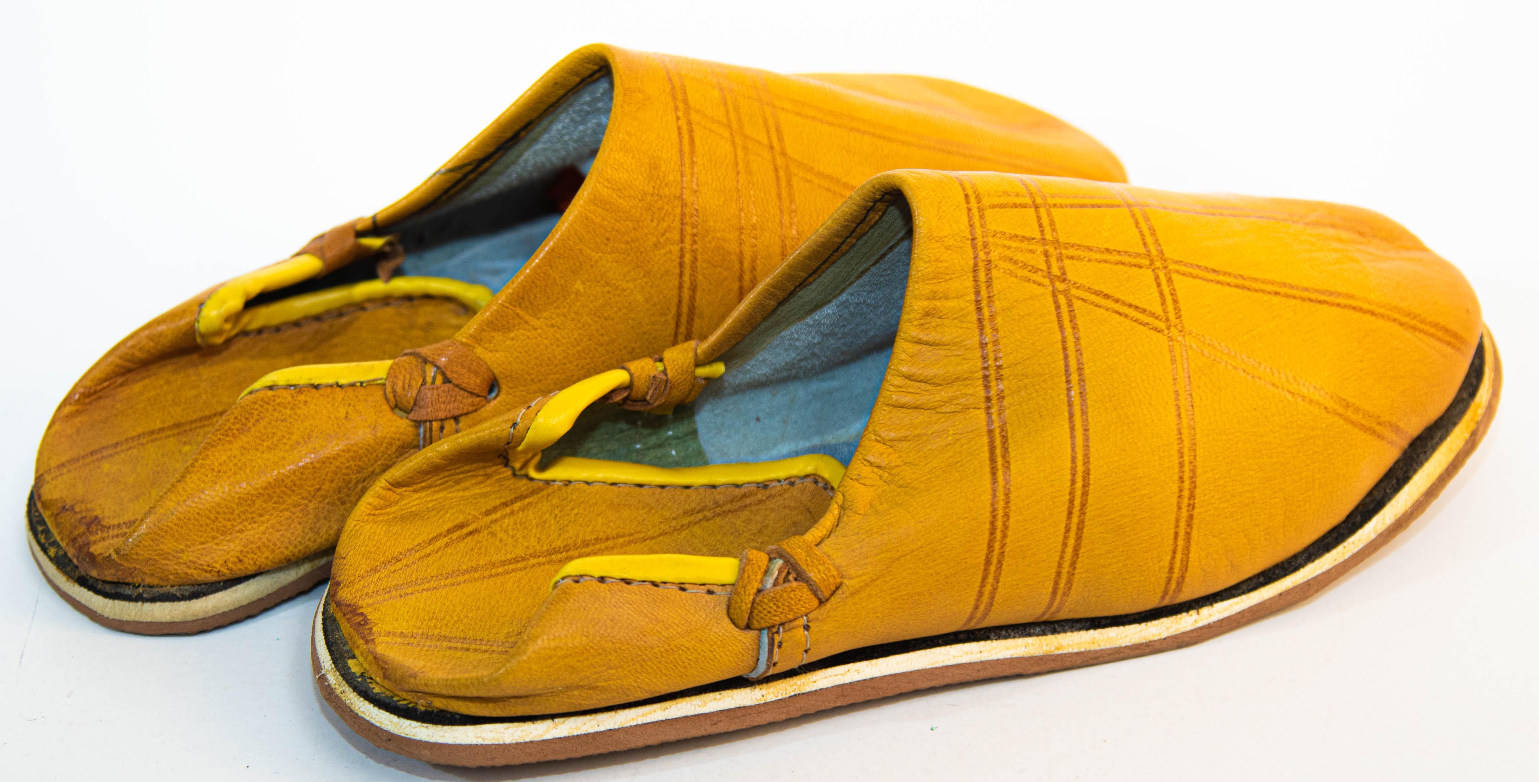 Marokkanische Babouches Gelbe ethnische Schuhe aus Leder mit Werkzeugen im Angebot 1