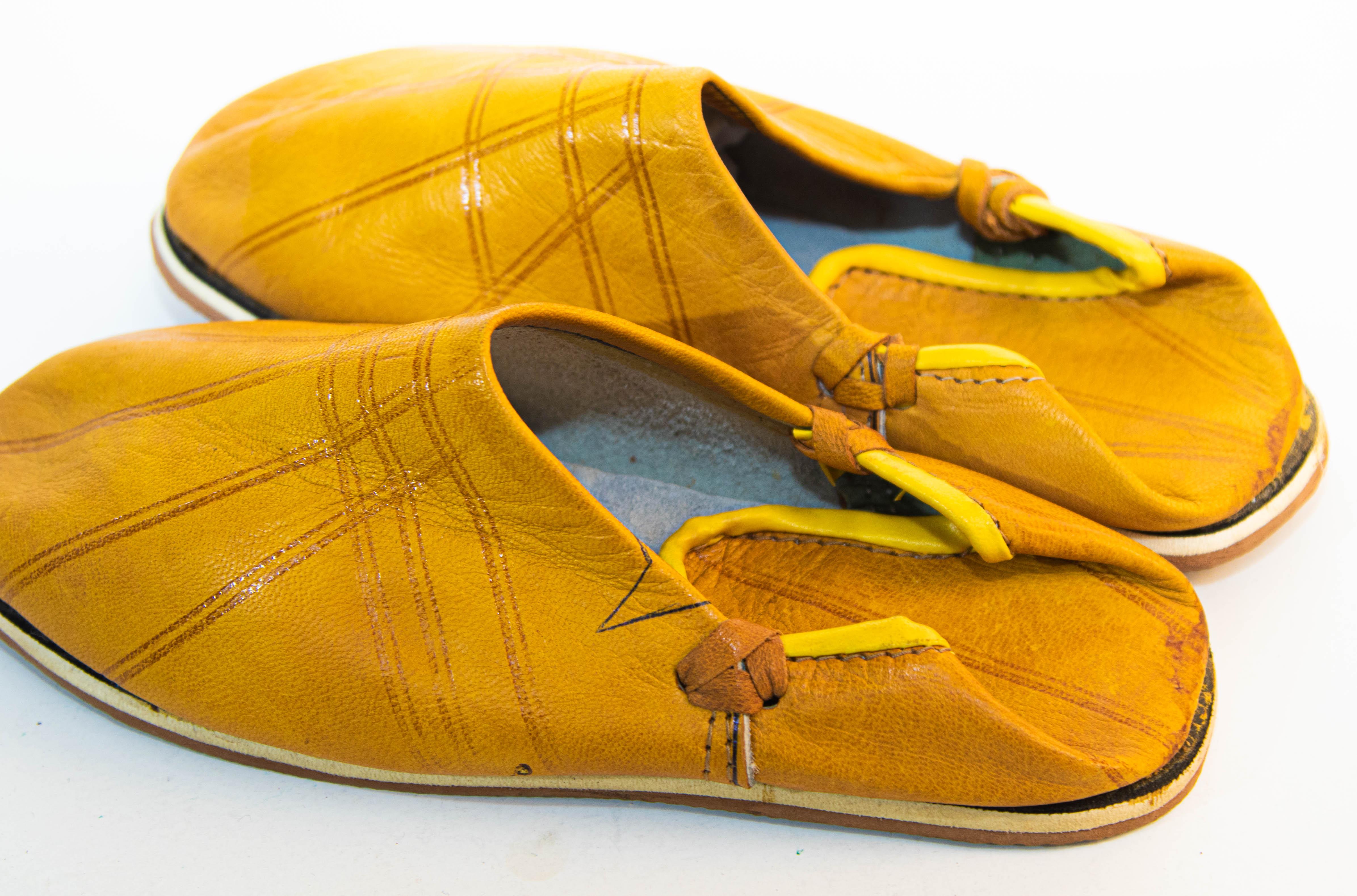 Moroccan Babouches Yellow Leather Tooled Slippers Ethnic Shoes In Good Condition For Sale In North Hollywood, CA