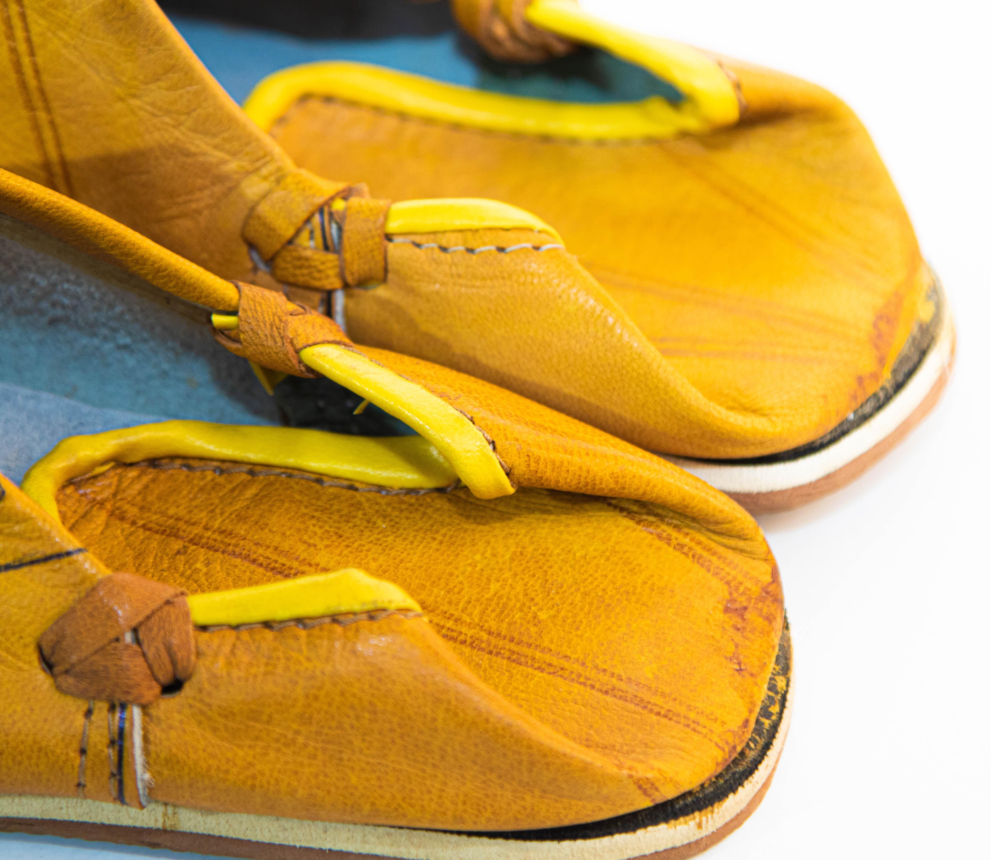 Marokkanische Babouches Gelbe ethnische Schuhe aus Leder mit Werkzeugen im Angebot 3