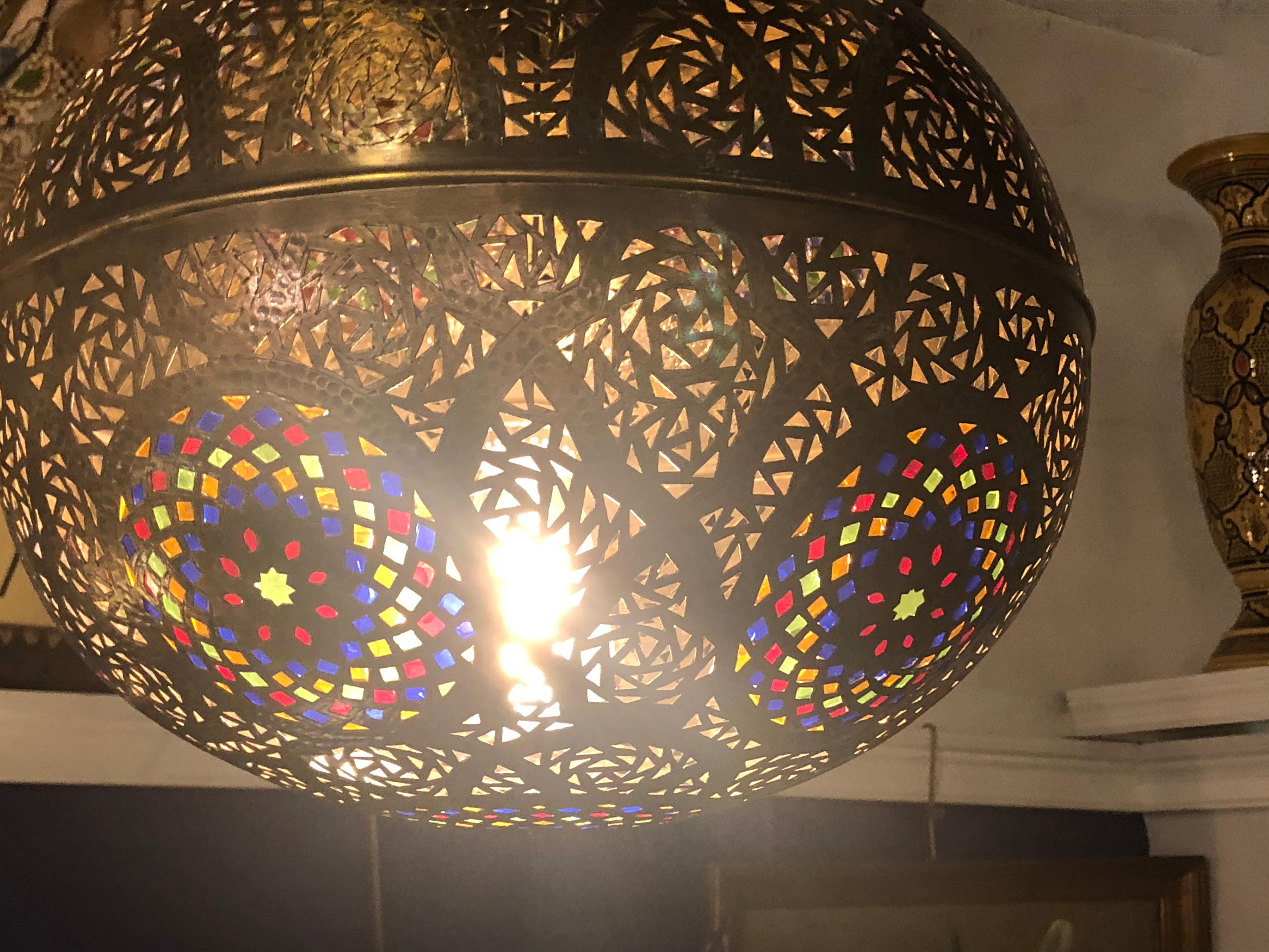 Moroccan Ball-Shaped Copper and Multi-Color Glass Pendant Lighting im Zustand „Gut“ in Stamford, CT