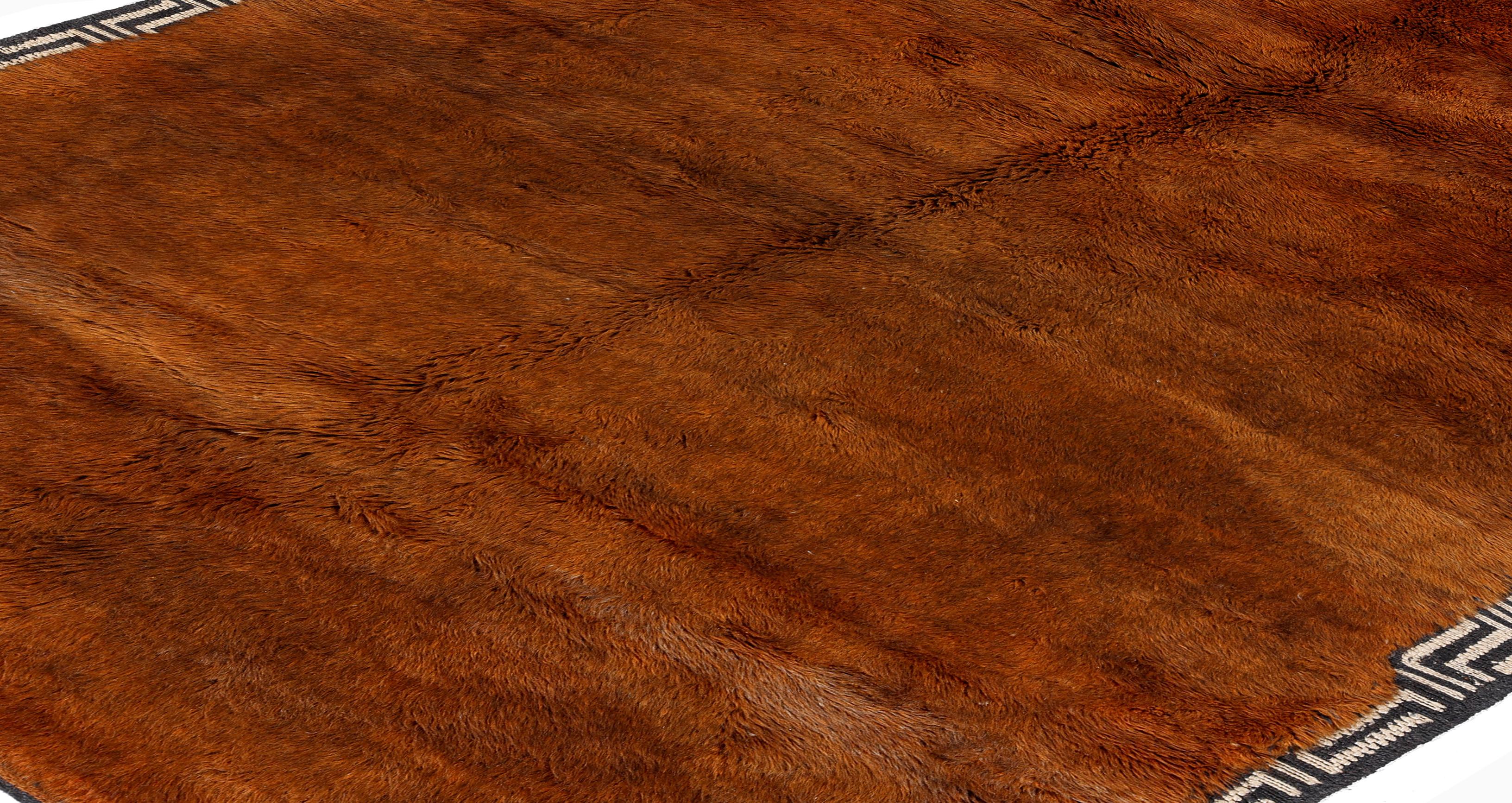 Esta alfombra vintage marroquí Beni Mguild es una pieza excepcional que fusiona una textura atrevida con el minimalismo tribal. Expertamente anudado a mano con lana natural en las montañas del Atlas, su lujoso pelo alto irradia calidez en un rico