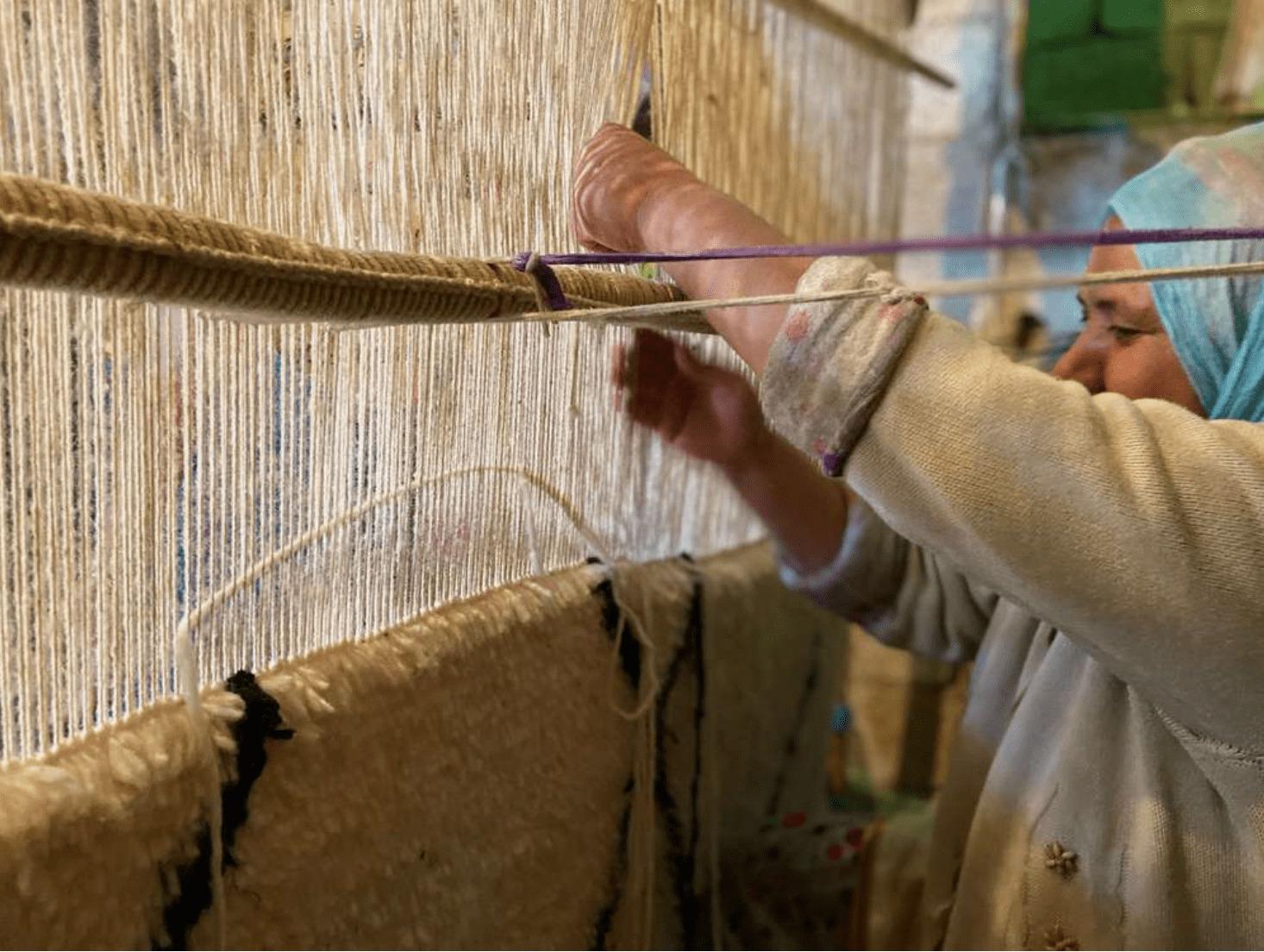 Fatto a mano Tappeto marocchino Beni Mrirt 10'x14', Tappeto con motivo tribale a diamante nero, fatto su misura in vendita