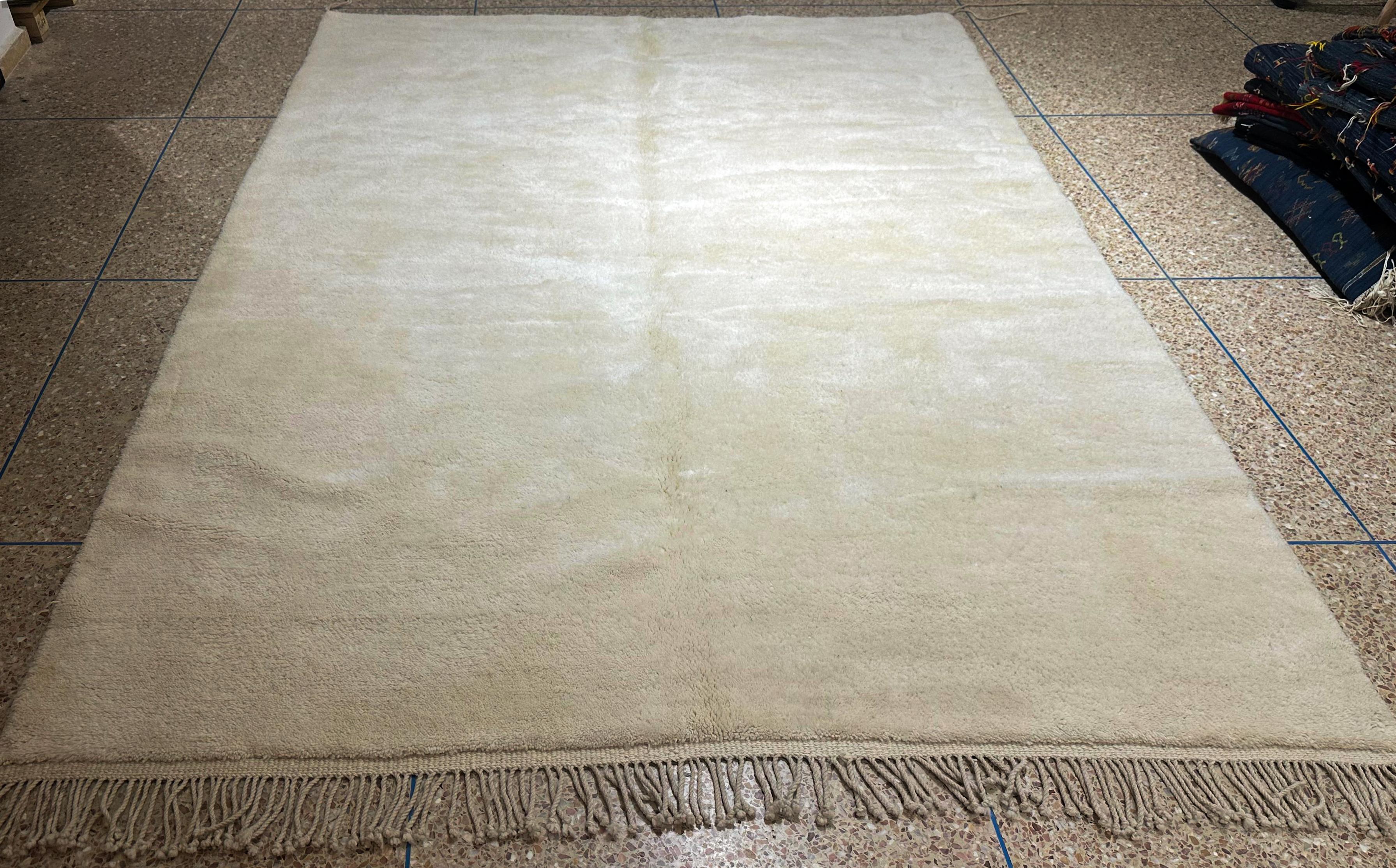 Tapis marocain Beni Mrirt 10'x14', tapis Shag de couleur blanc solide, Made Solid en vente 2