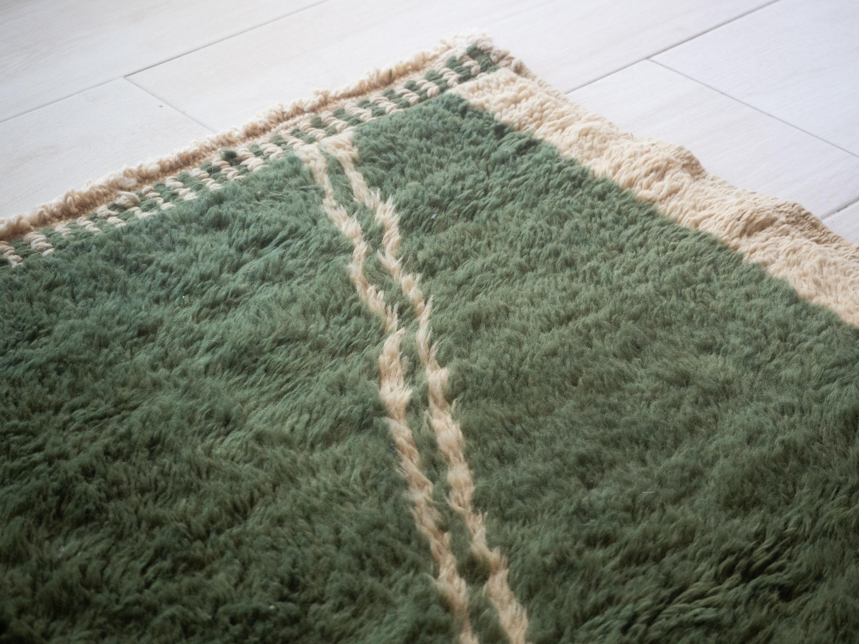 Laine Tapis marocain Beni Mrirt 10'x14', motif tribal tapis de couleur verte, fait sur mesure en vente