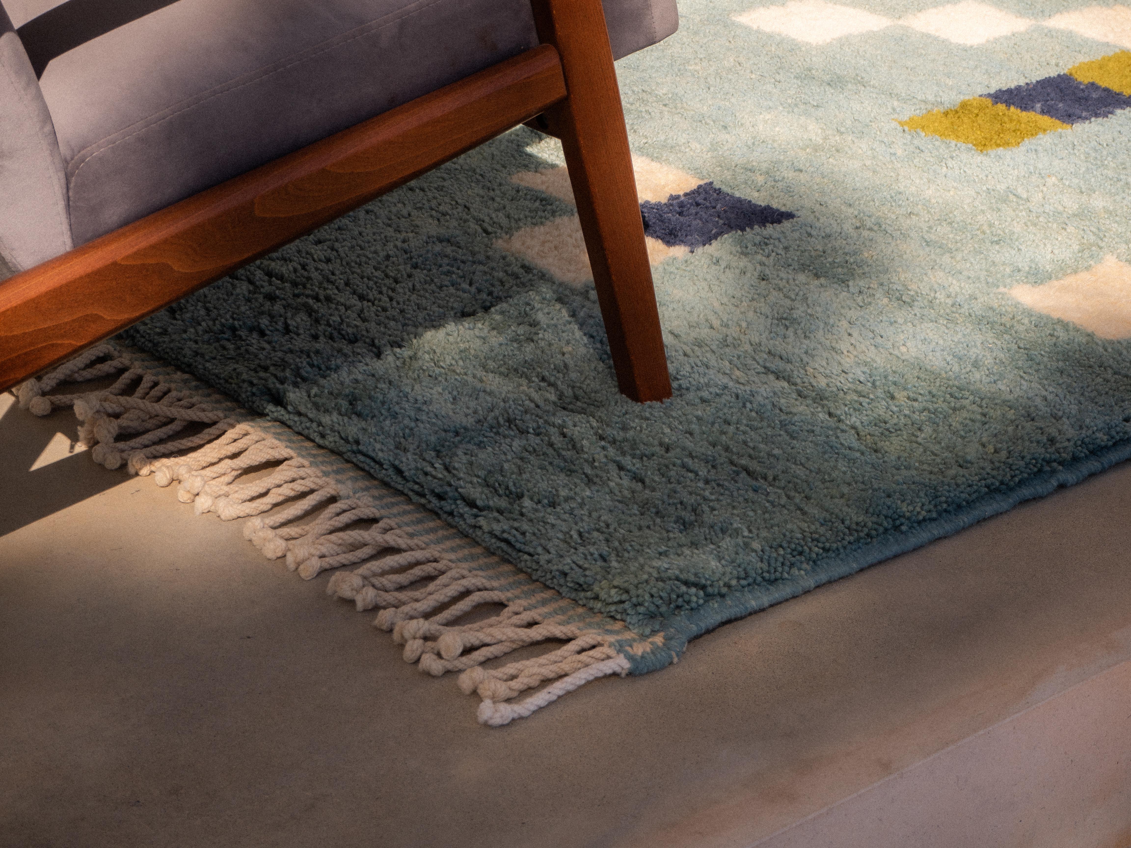Fait main Tapis marocain moderne Mrirt de couleur bleue à motif à carreaux 3'x5', fait sur mesure en vente