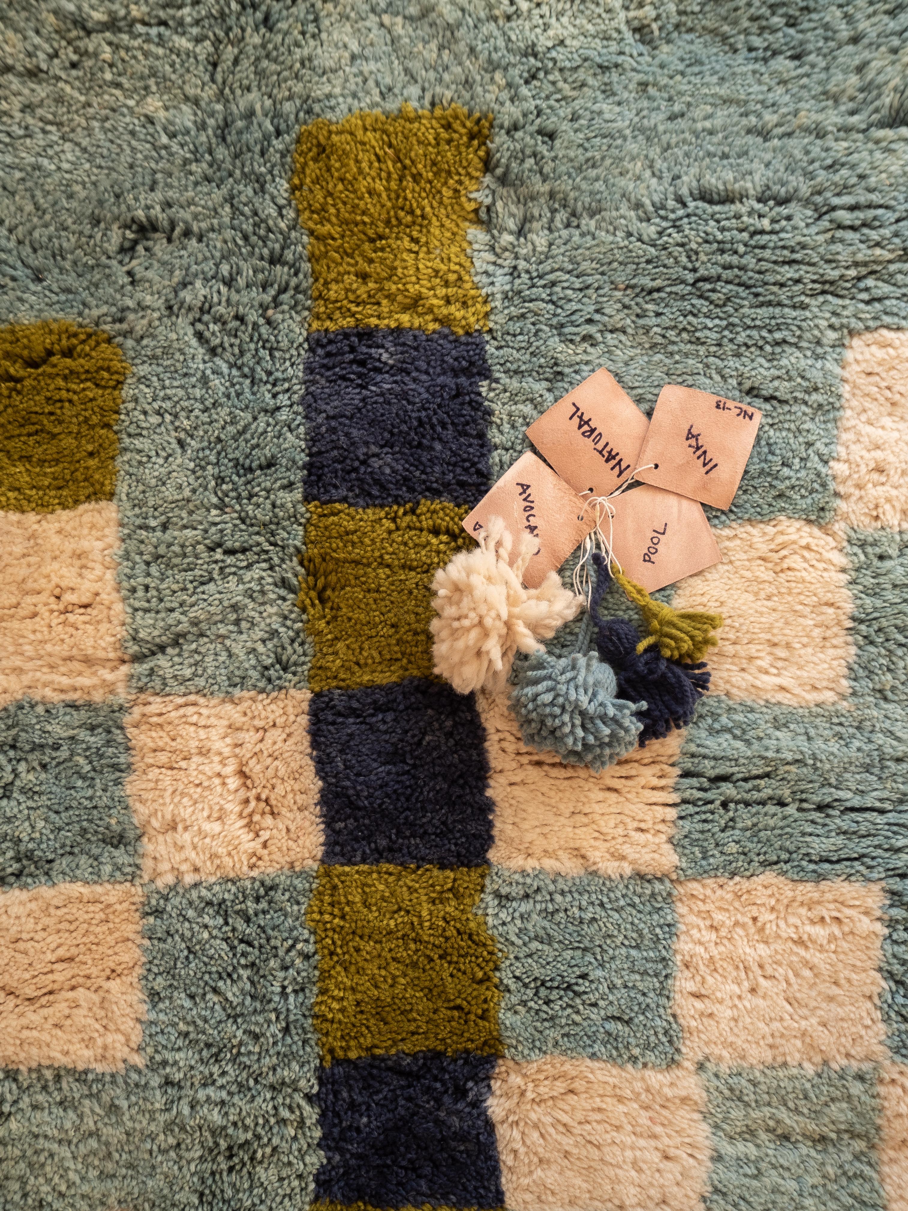 Les tapis Beni Mrirt sont faits à 100 % de laine de mouton douce et tendre de la plus haute qualité, qui est soigneusement recueillie et entretenue. Les tapis de Beni Mrirt sont considérés comme le diamant des collections de tapis marocains, ce qui