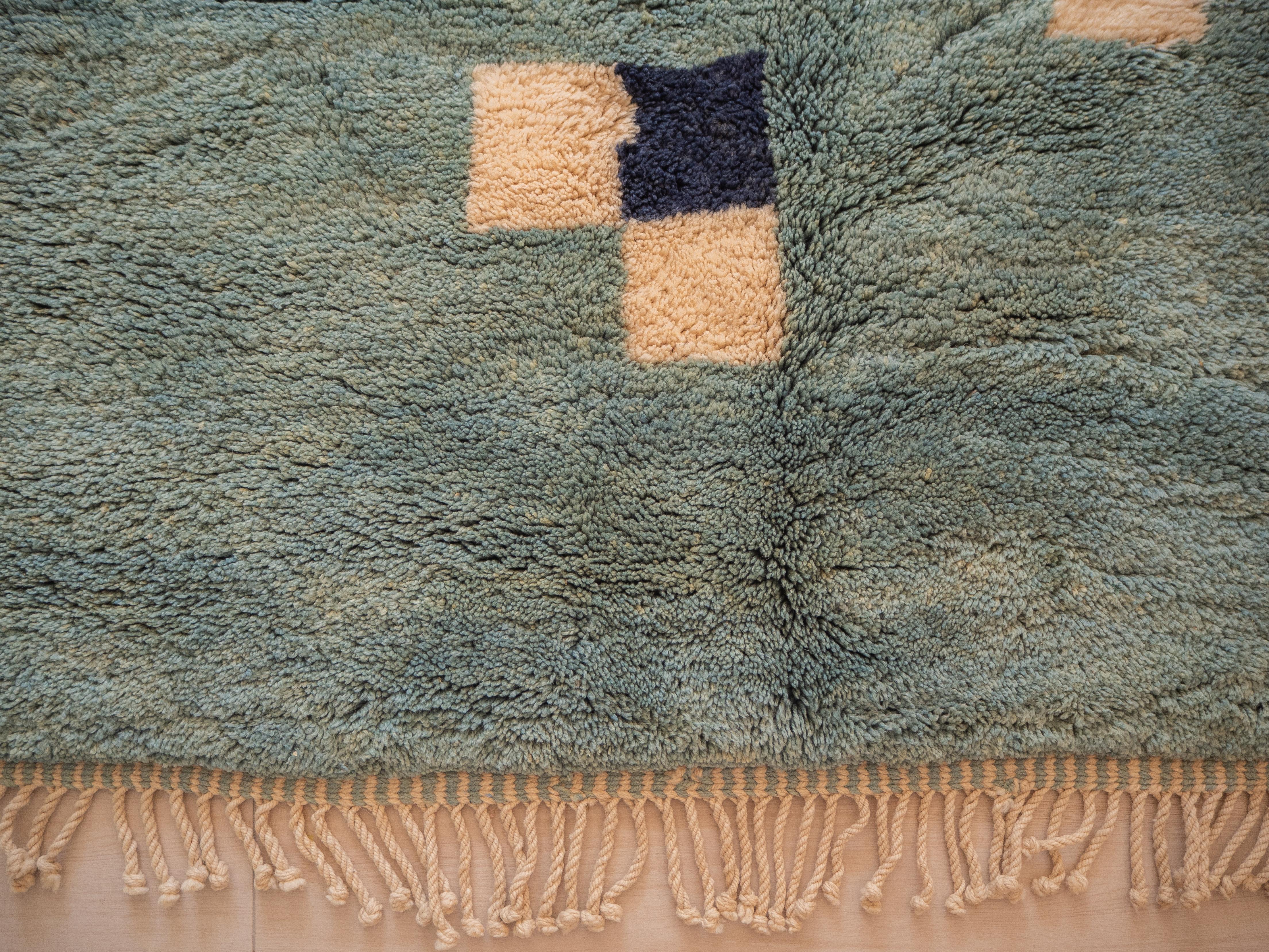 Moderne Tapis marocain à motifs en damier 4'x6', tapis en terre cuite de couleurs bleu et vert, en stock