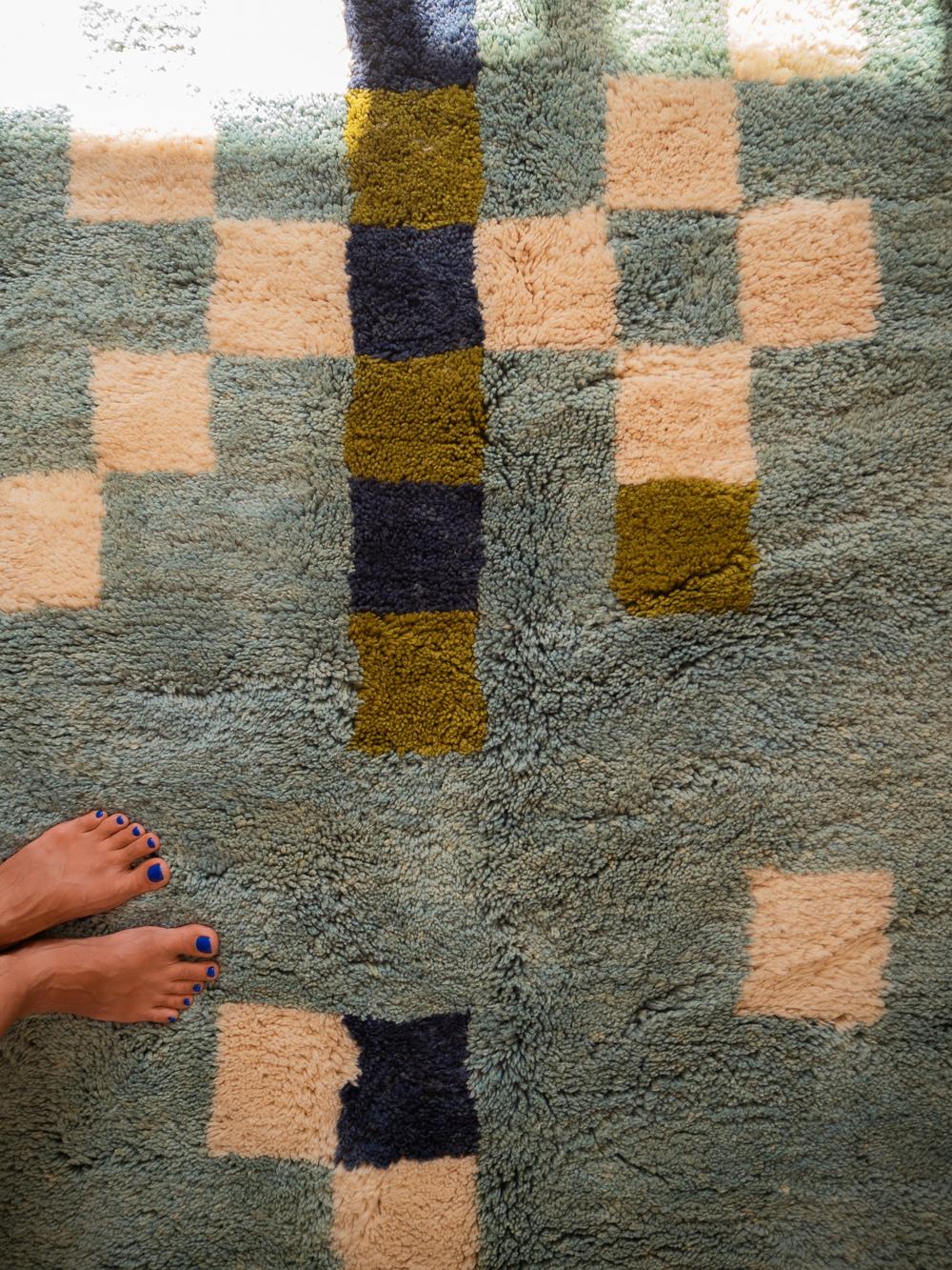 XXIe siècle et contemporain Tapis marocain à motifs en damier 4'x6', tapis en terre cuite de couleurs bleu et vert, en stock