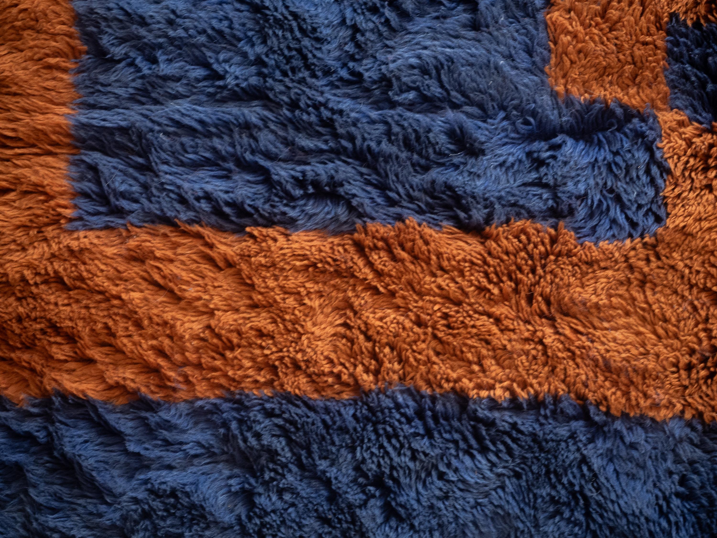 Laine Tapis marocain Beni Mrirt 4'x6', couleur bleu foncé, motif Red Cross, fait sur mesure en vente