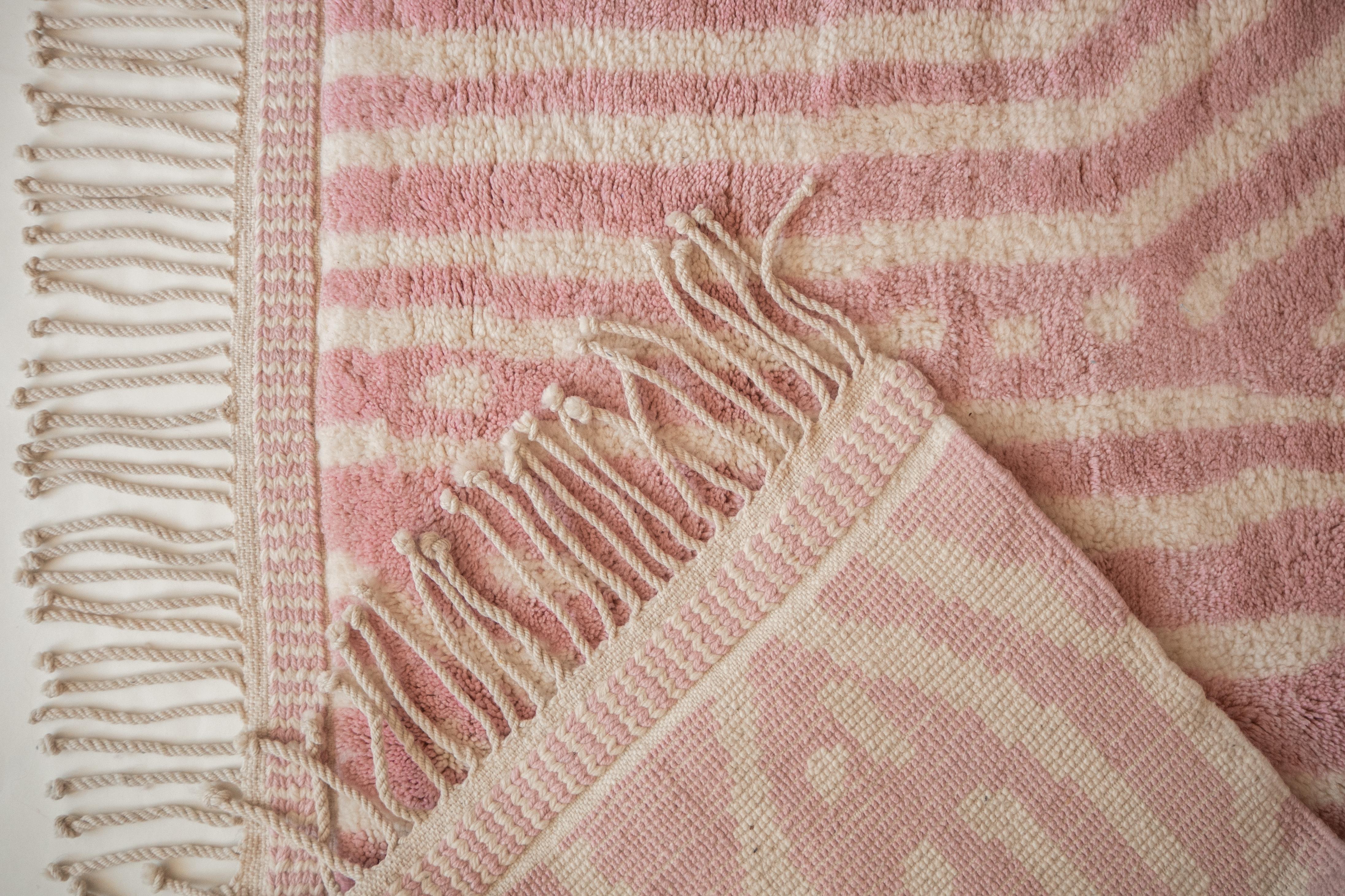 Moroccan Beni Mrirt rug 4'x6', Modern Ornament Dusty Pink Color rug, Custom-made In New Condition For Sale In Marrakech, MA