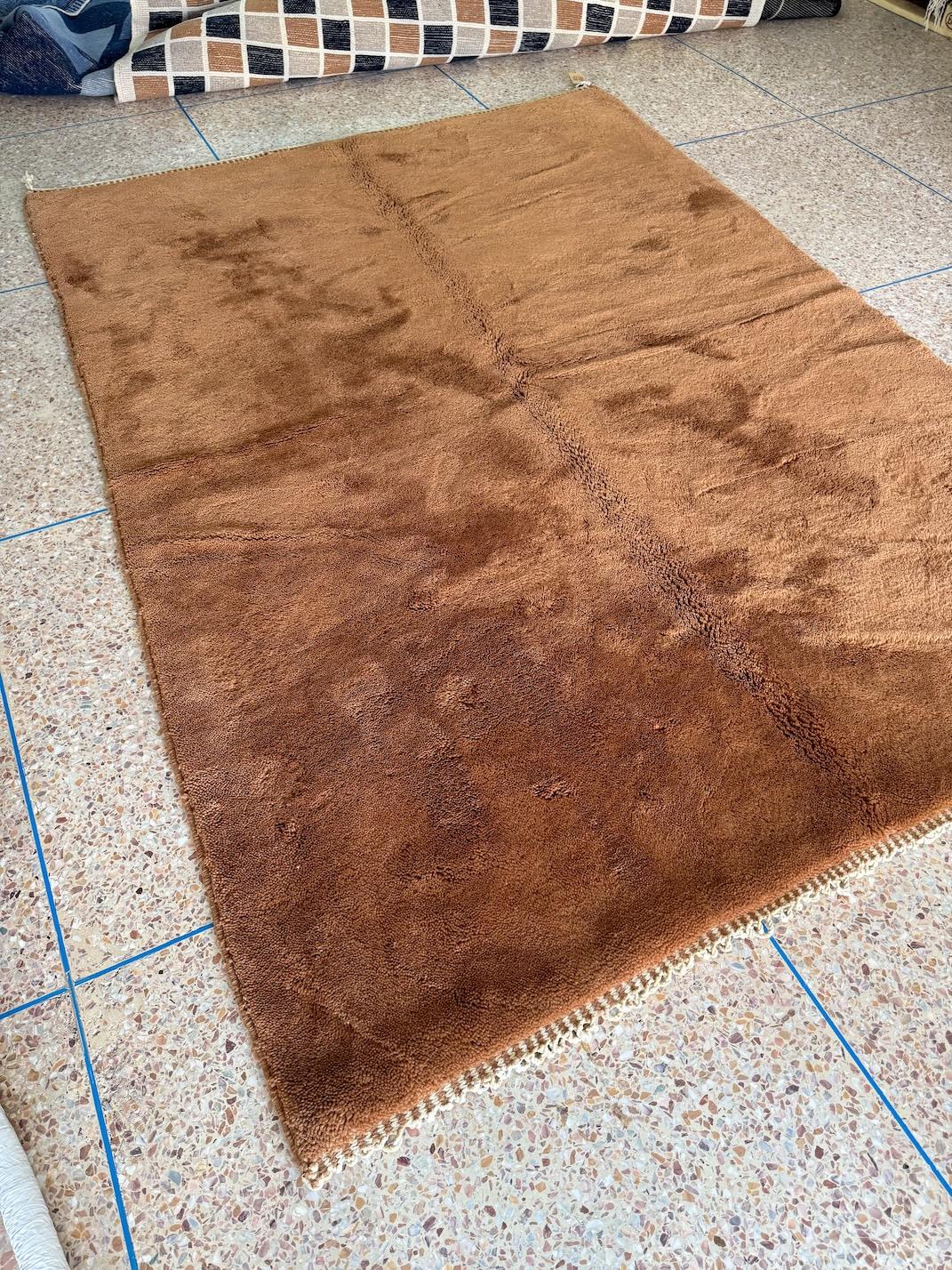 Minimalismo Tappeto marocchino Beni Mrirt 4'x6', Tappeto solido Terracotta Brown Shag, CUSTOM MADE in vendita