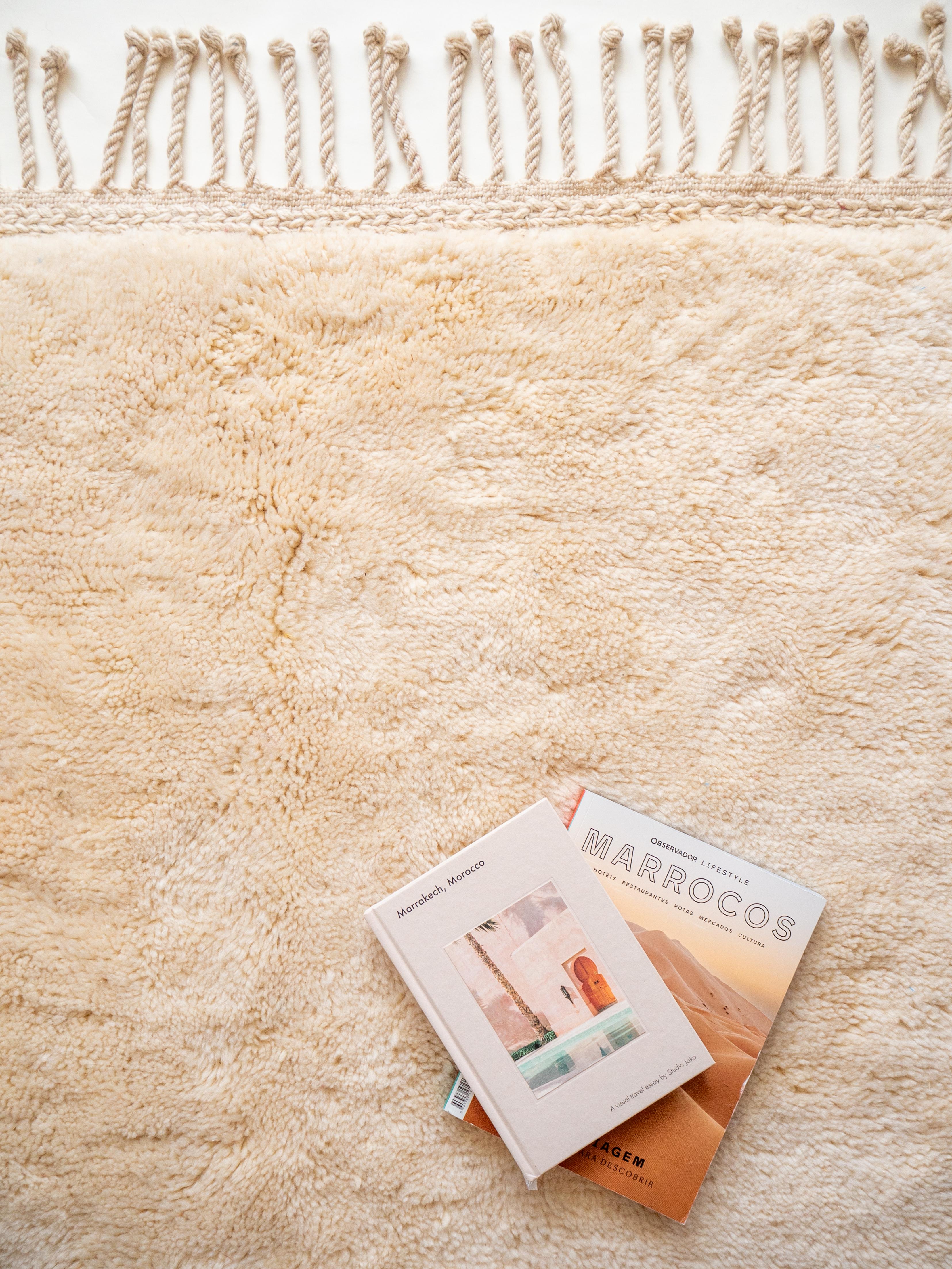 Tapis marocain Beni Mrirt 4'x6', tapis Shag de couleur blanc solide, Made Solid Neuf - En vente à Marrakech, MA