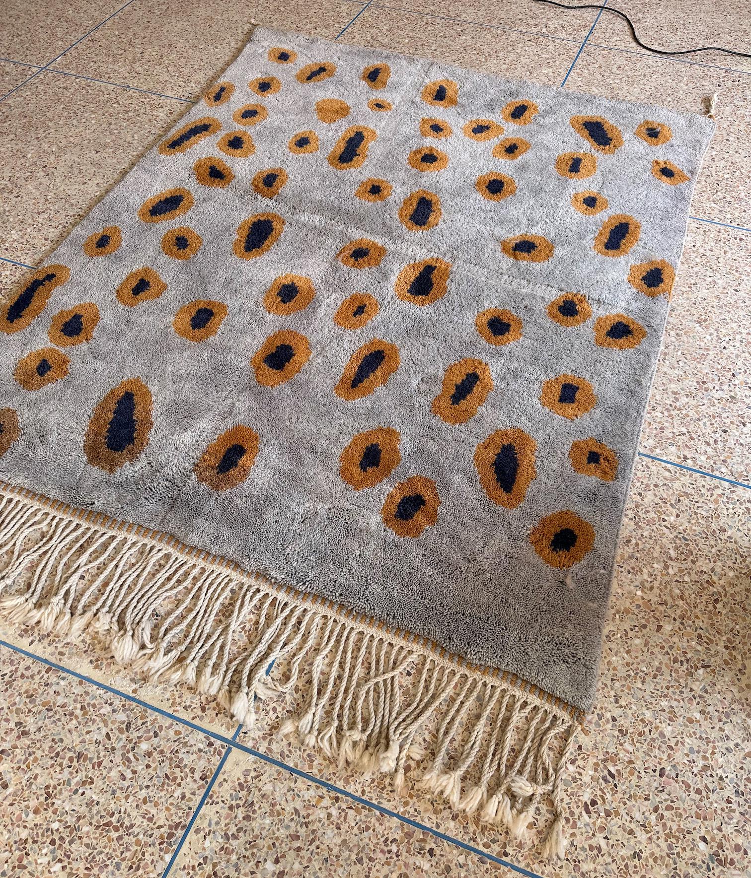 Laine Tapis marocain Beni Mrirt 5'x7', Ornament Bulles Tapis de couleur gris, fait sur mesure en vente