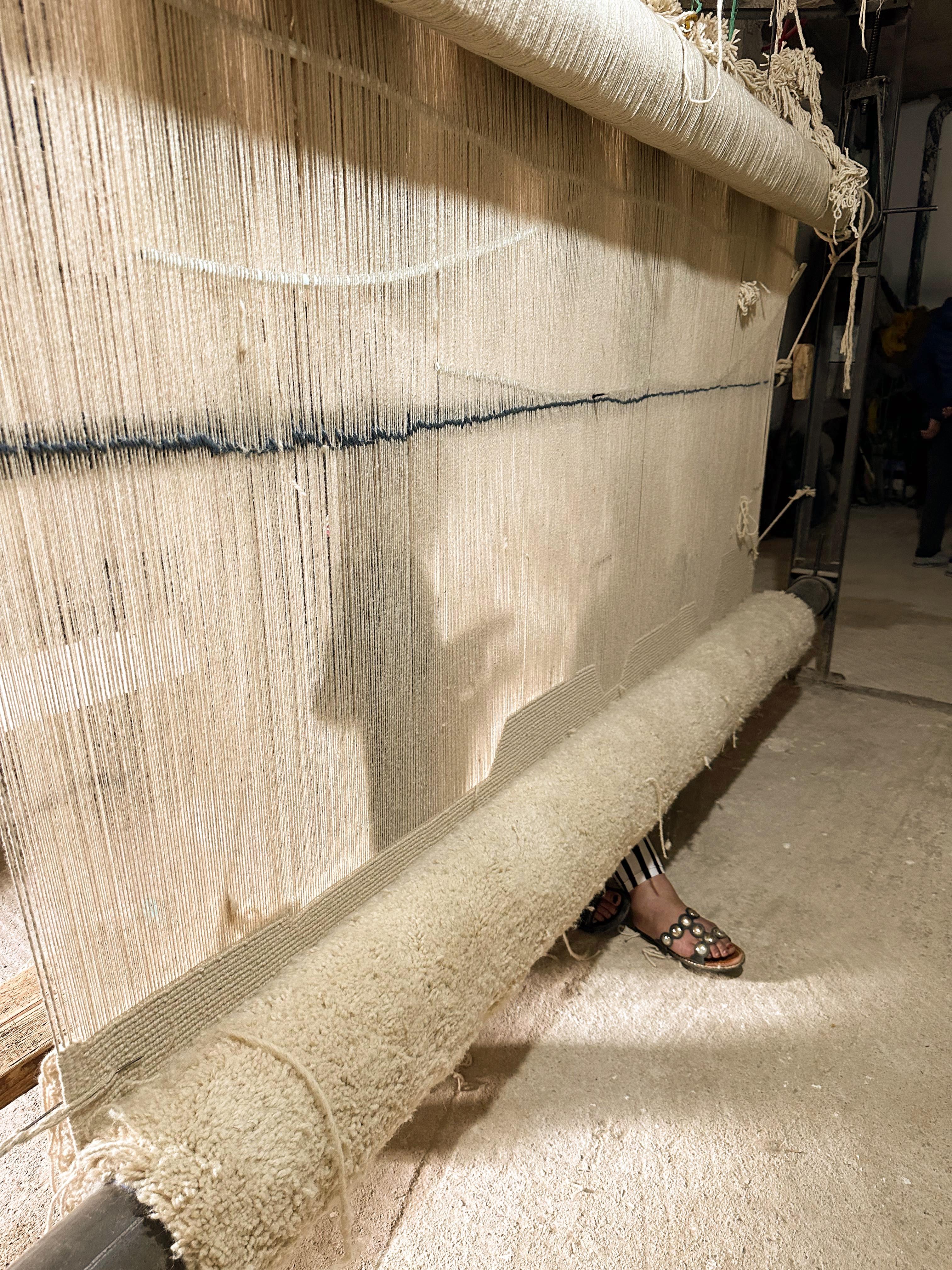 Tapis marocain Beni Mrirt 5'x7', tapis Shag de couleur blanche, Made to Order en vente 2